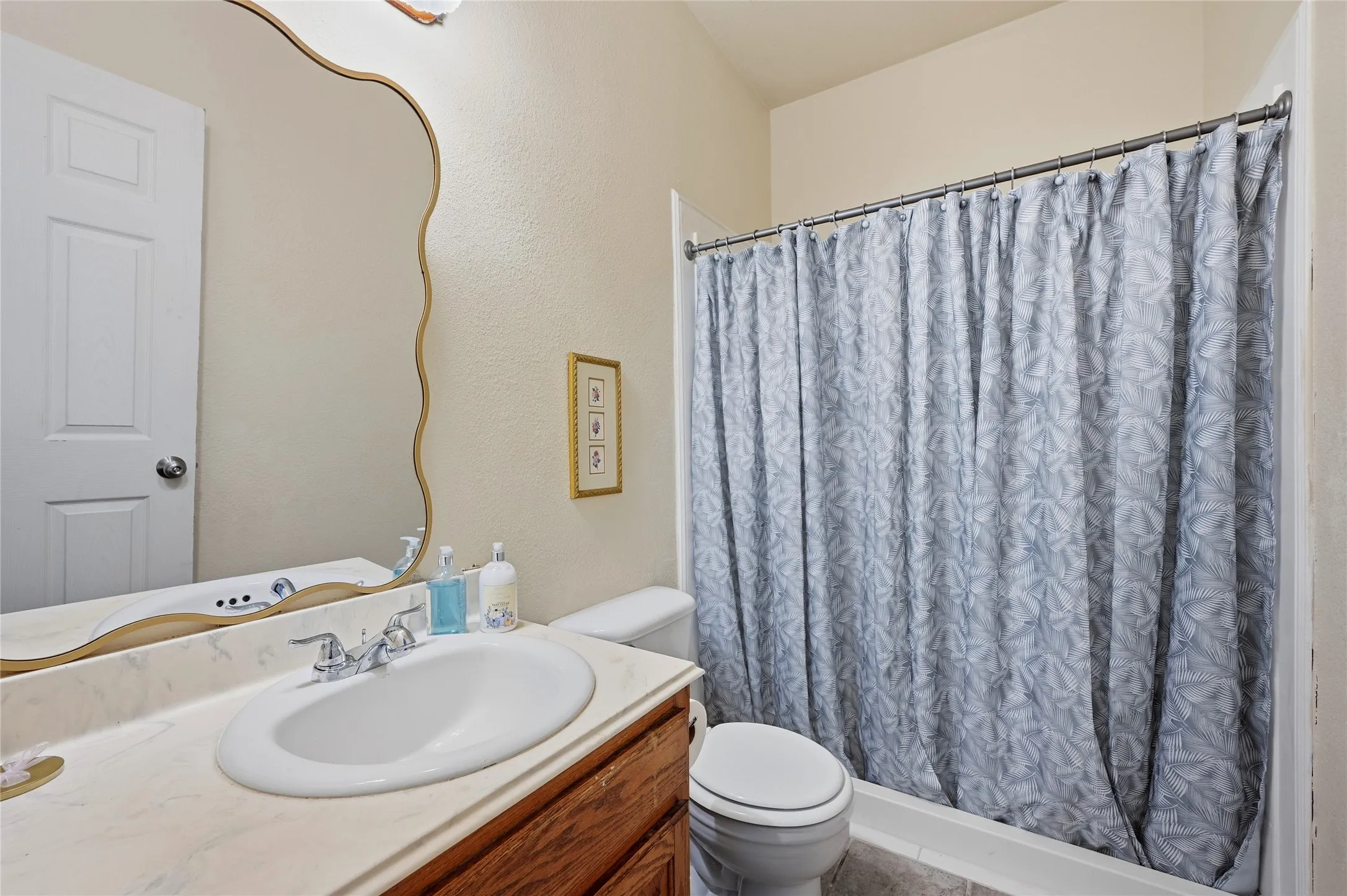 Single Family Residence For Sale in Fannin County , 221 W 5th Street, Bonham, Texas 75418, 6 Bedroom, 5 Bathroom, Garage spaces, 3,915 Sqft, built in 1930, mls#21323499, Real Estate Agent in Bonham, Homes For Sale in Fannin county, Homes For Sale in Bonham, Realtor in Bonham Texas, Real Estate Brokerage Independent Realty Texas, Luminita Cordes Realtor