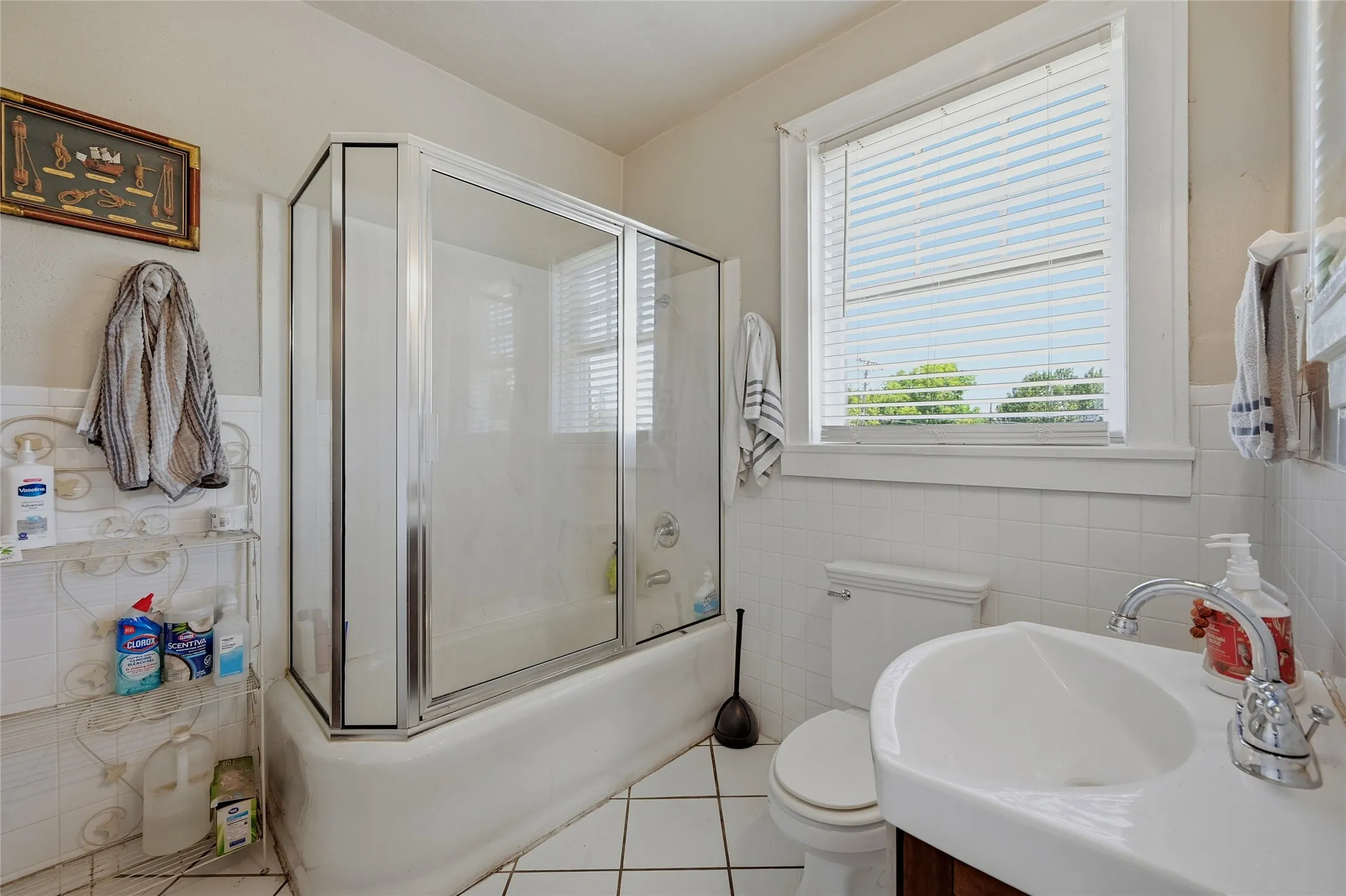 Single Family Residence For Sale in Fannin County , 221 W 5th Street, Bonham, Texas 75418, 6 Bedroom, 5 Bathroom, Garage spaces, 3,915 Sqft, built in 1930, mls#21323499, Real Estate Agent in Bonham, Homes For Sale in Fannin county, Homes For Sale in Bonham, Realtor in Bonham Texas, Real Estate Brokerage Independent Realty Texas, Luminita Cordes Realtor