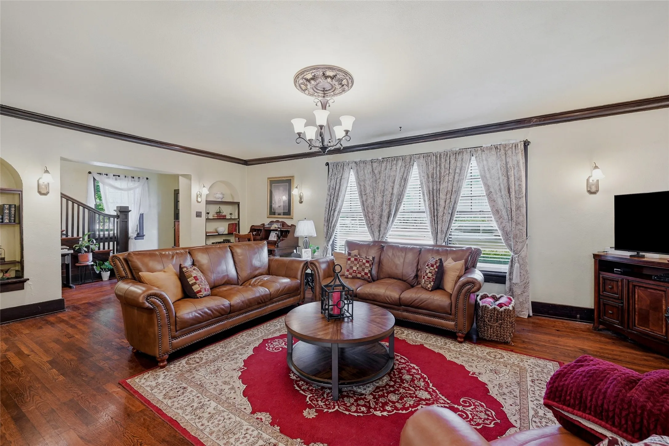 Single Family Residence For Sale in Fannin County , 221 W 5th Street, Bonham, Texas 75418, 6 Bedroom, 5 Bathroom, Garage spaces, 3,915 Sqft, built in 1930, mls#21323499, Real Estate Agent in Bonham, Homes For Sale in Fannin county, Homes For Sale in Bonham, Realtor in Bonham Texas, Real Estate Brokerage Independent Realty Texas, Luminita Cordes Realtor