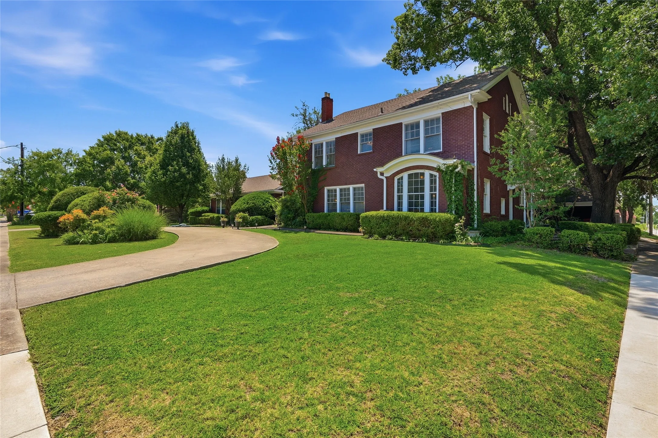 Single Family Residence For Sale in Fannin County , 221 W 5th Street, Bonham, Texas 75418, 6 Bedroom, 5 Bathroom, Garage spaces, 3,915 Sqft, built in 1930, mls#21323499, Real Estate Agent in Bonham, Homes For Sale in Fannin county, Homes For Sale in Bonham, Realtor in Bonham Texas, Real Estate Brokerage Independent Realty Texas, Luminita Cordes Realtor