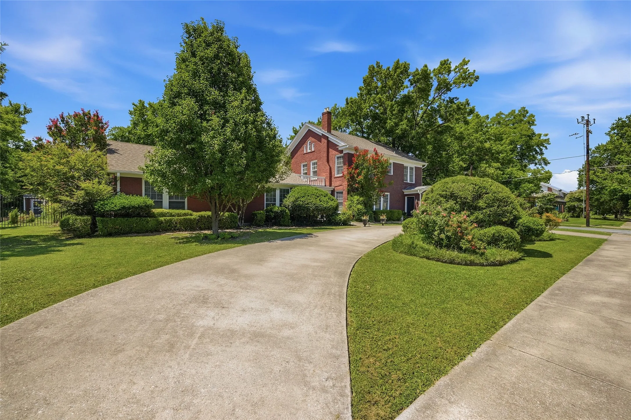 Single Family Residence For Sale in Fannin County , 221 W 5th Street, Bonham, Texas 75418, 6 Bedroom, 5 Bathroom, Garage spaces, 3,915 Sqft, built in 1930, mls#21323499, Real Estate Agent in Bonham, Homes For Sale in Fannin county, Homes For Sale in Bonham, Realtor in Bonham Texas, Real Estate Brokerage Independent Realty Texas, Luminita Cordes Realtor