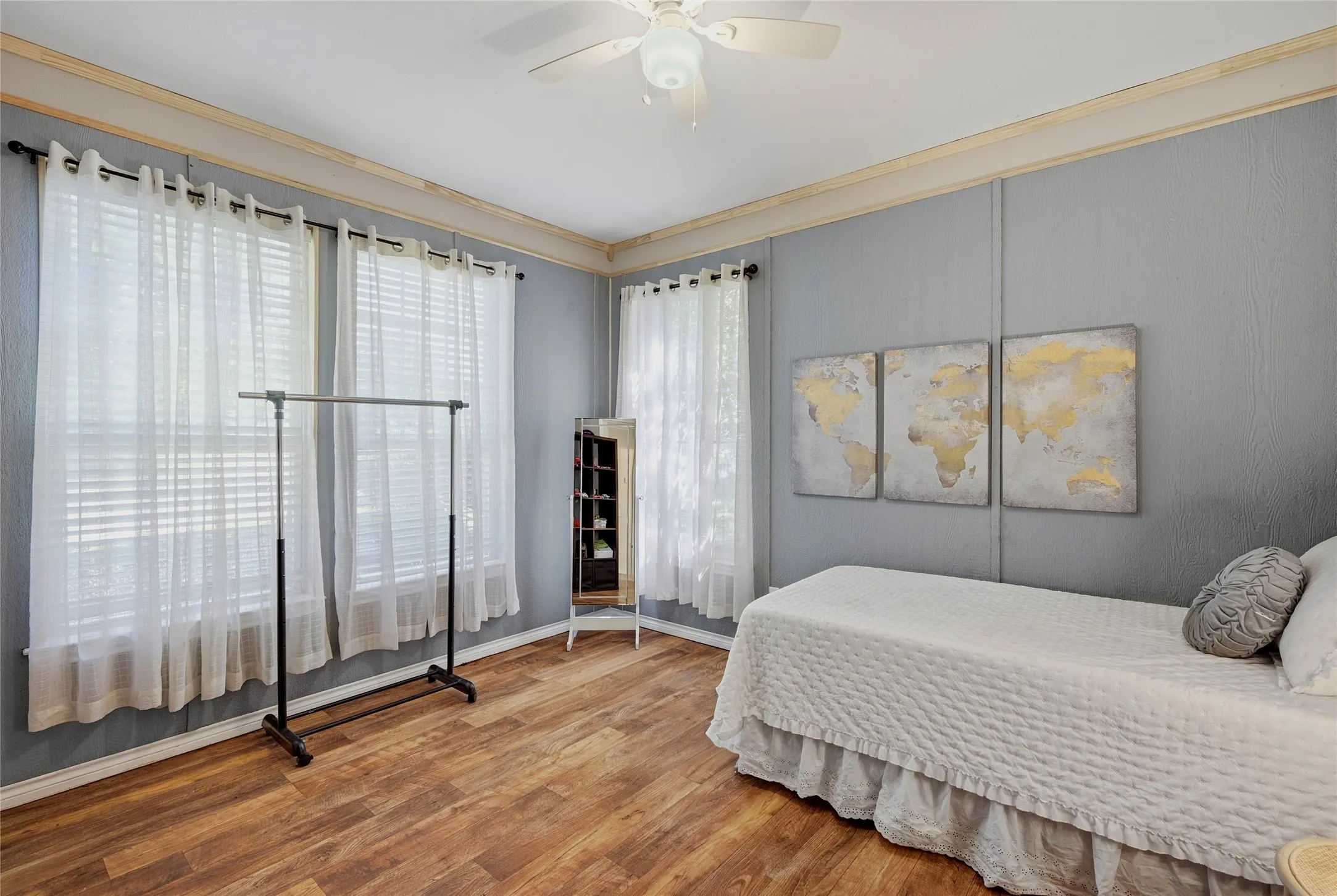 Single Family Residence For Sale in Fannin County , 221 W 5th Street, Bonham, Texas 75418, 6 Bedroom, 5 Bathroom, Garage spaces, 3,915 Sqft, built in 1930, mls#21323499, Real Estate Agent in Bonham, Homes For Sale in Fannin county, Homes For Sale in Bonham, Realtor in Bonham Texas, Real Estate Brokerage Independent Realty Texas, Luminita Cordes Realtor