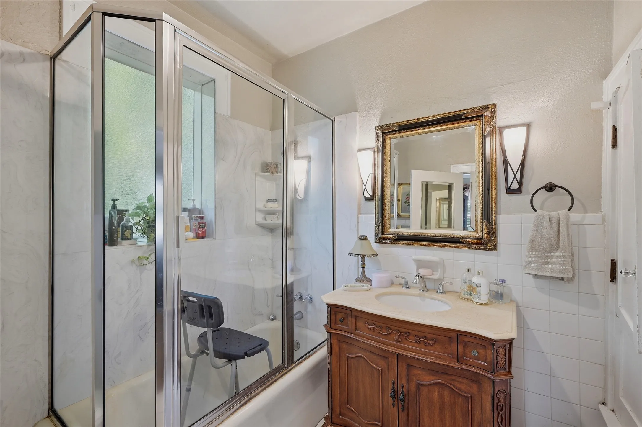 Single Family Residence For Sale in Fannin County , 221 W 5th Street, Bonham, Texas 75418, 6 Bedroom, 5 Bathroom, Garage spaces, 3,915 Sqft, built in 1930, mls#21323499, Real Estate Agent in Bonham, Homes For Sale in Fannin county, Homes For Sale in Bonham, Realtor in Bonham Texas, Real Estate Brokerage Independent Realty Texas, Luminita Cordes Realtor