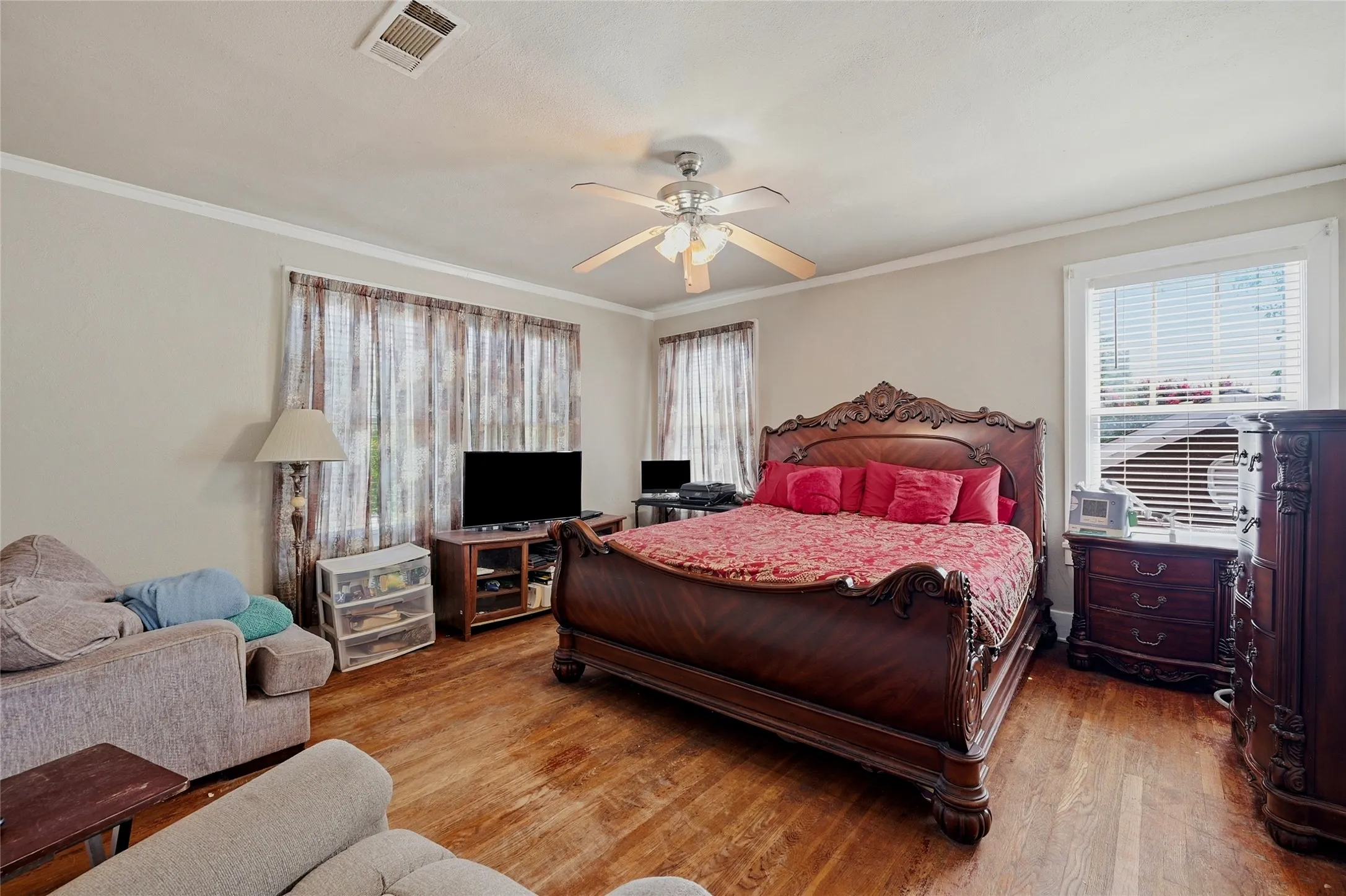 Single Family Residence For Sale in Fannin County , 221 W 5th Street, Bonham, Texas 75418, 6 Bedroom, 5 Bathroom, Garage spaces, 3,915 Sqft, built in 1930, mls#21323499, Real Estate Agent in Bonham, Homes For Sale in Fannin county, Homes For Sale in Bonham, Realtor in Bonham Texas, Real Estate Brokerage Independent Realty Texas, Luminita Cordes Realtor