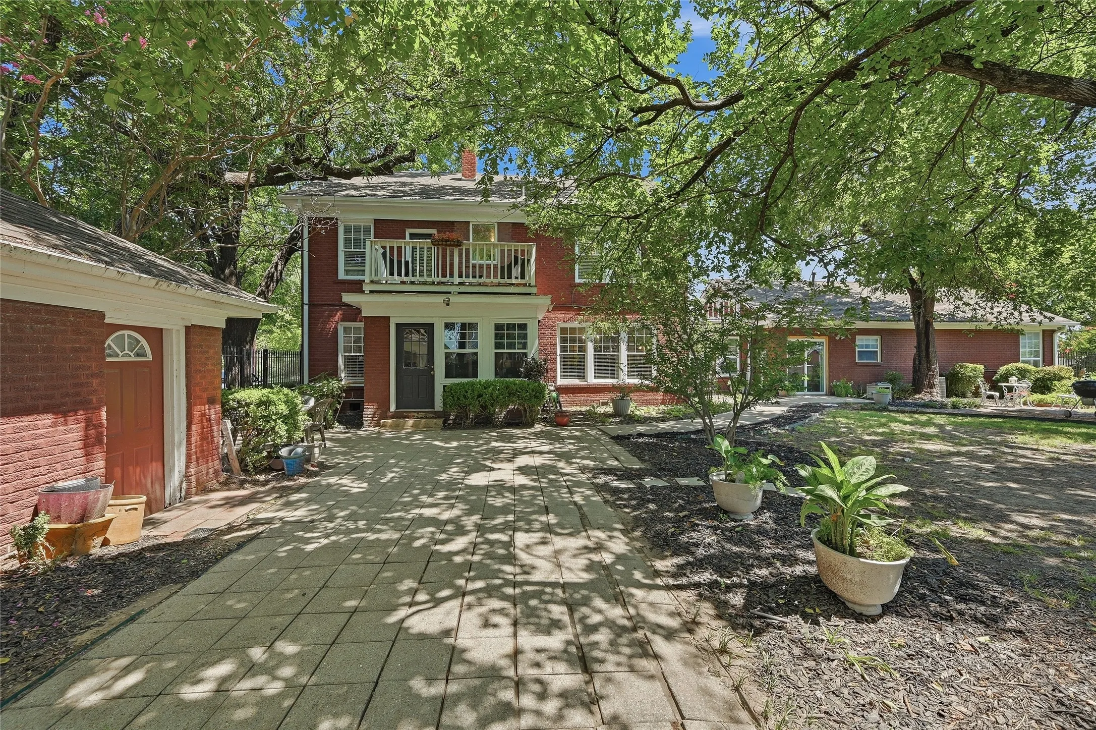 Single Family Residence For Sale in Fannin County , 221 W 5th Street, Bonham, Texas 75418, 6 Bedroom, 5 Bathroom, Garage spaces, 3,915 Sqft, built in 1930, mls#21323499, Real Estate Agent in Bonham, Homes For Sale in Fannin county, Homes For Sale in Bonham, Realtor in Bonham Texas, Real Estate Brokerage Independent Realty Texas, Luminita Cordes Realtor