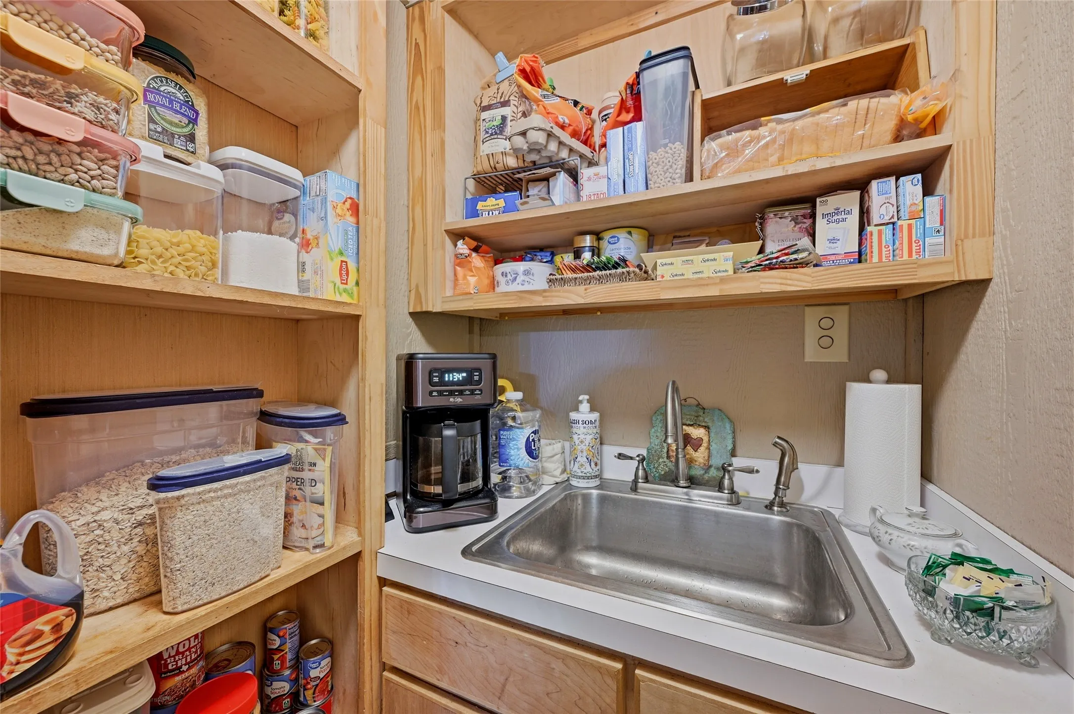 Single Family Residence For Sale in Fannin County , 221 W 5th Street, Bonham, Texas 75418, 6 Bedroom, 5 Bathroom, Garage spaces, 3,915 Sqft, built in 1930, mls#21323499, Real Estate Agent in Bonham, Homes For Sale in Fannin county, Homes For Sale in Bonham, Realtor in Bonham Texas, Real Estate Brokerage Independent Realty Texas, Luminita Cordes Realtor