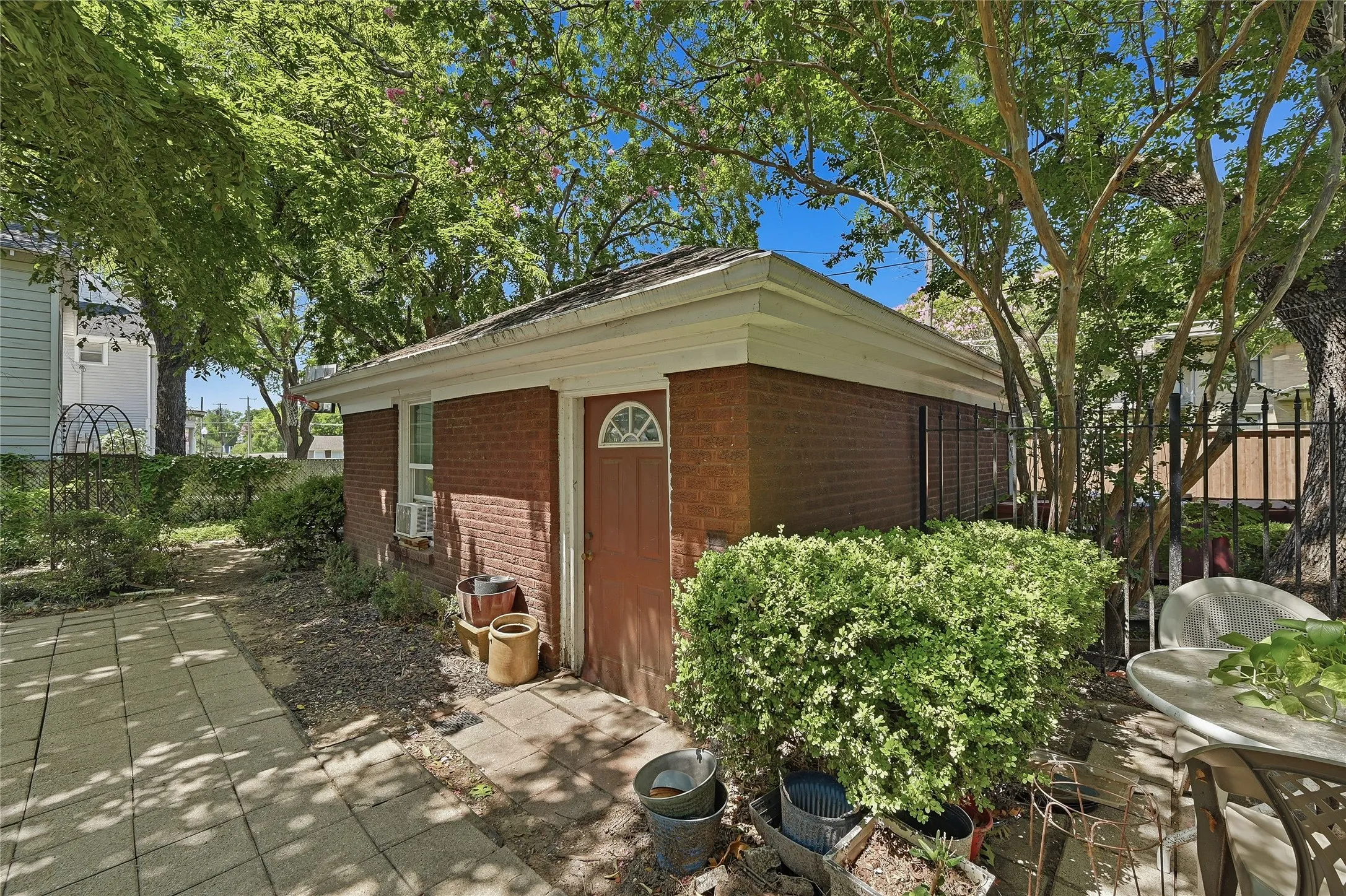 Single Family Residence For Sale in Fannin County , 221 W 5th Street, Bonham, Texas 75418, 6 Bedroom, 5 Bathroom, Garage spaces, 3,915 Sqft, built in 1930, mls#21323499, Real Estate Agent in Bonham, Homes For Sale in Fannin county, Homes For Sale in Bonham, Realtor in Bonham Texas, Real Estate Brokerage Independent Realty Texas, Luminita Cordes Realtor