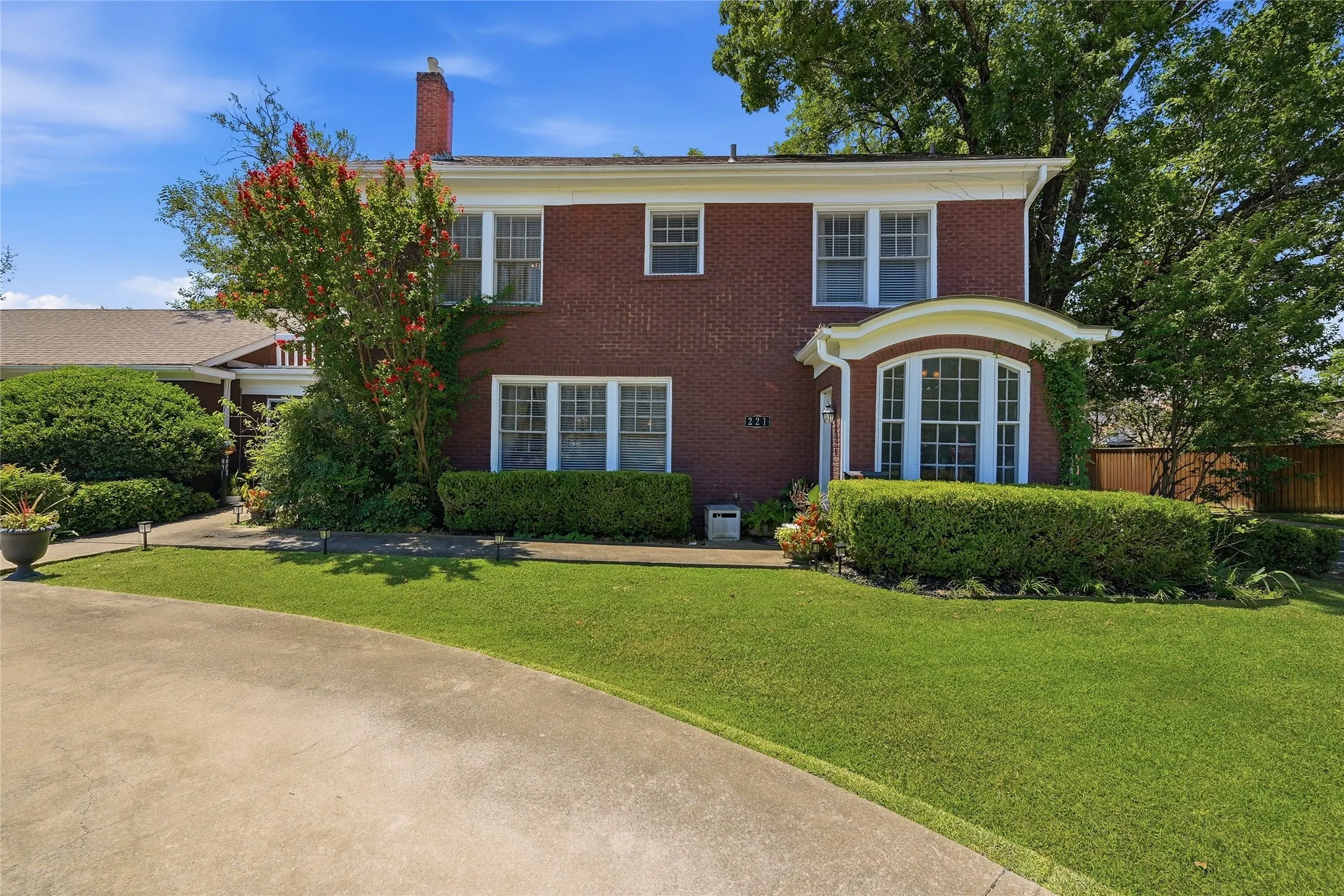 Single Family Residence For Sale in Fannin County , 221 W 5th Street, Bonham, Texas 75418, 6 Bedroom, 5 Bathroom, Garage spaces, 3,915 Sqft, built in 1930, mls#21323499, Real Estate Agent in Bonham, Homes For Sale in Fannin county, Homes For Sale in Bonham, Realtor in Bonham Texas, Real Estate Brokerage Independent Realty Texas, Luminita Cordes Realtor
