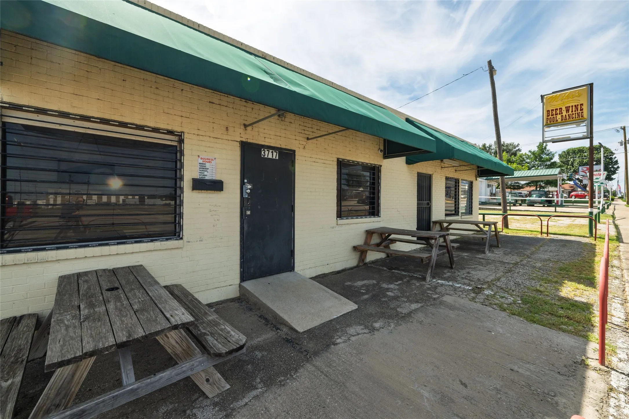 Business For Sale in Tarrant County , 3717 Mccart Avenue, Fort Worth, Texas 76110, 0, 0, Garage spaces, 0 Sqft, built in 1952, mls#21324704, Real Estate Agent in Fort Worth, Homes For Sale in Tarrant county, Homes For Sale in Fort Worth, Realtor in Fort Worth Texas, Real Estate Brokerage Independent Realty Texas, Luminita Cordes Realtor
