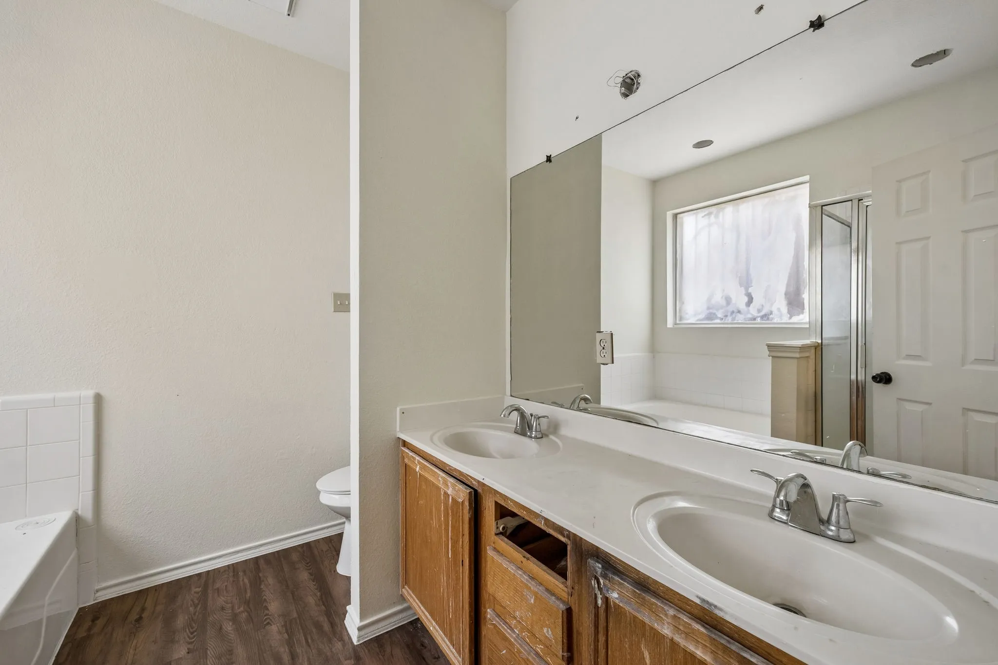 Primary Ensuite Bath