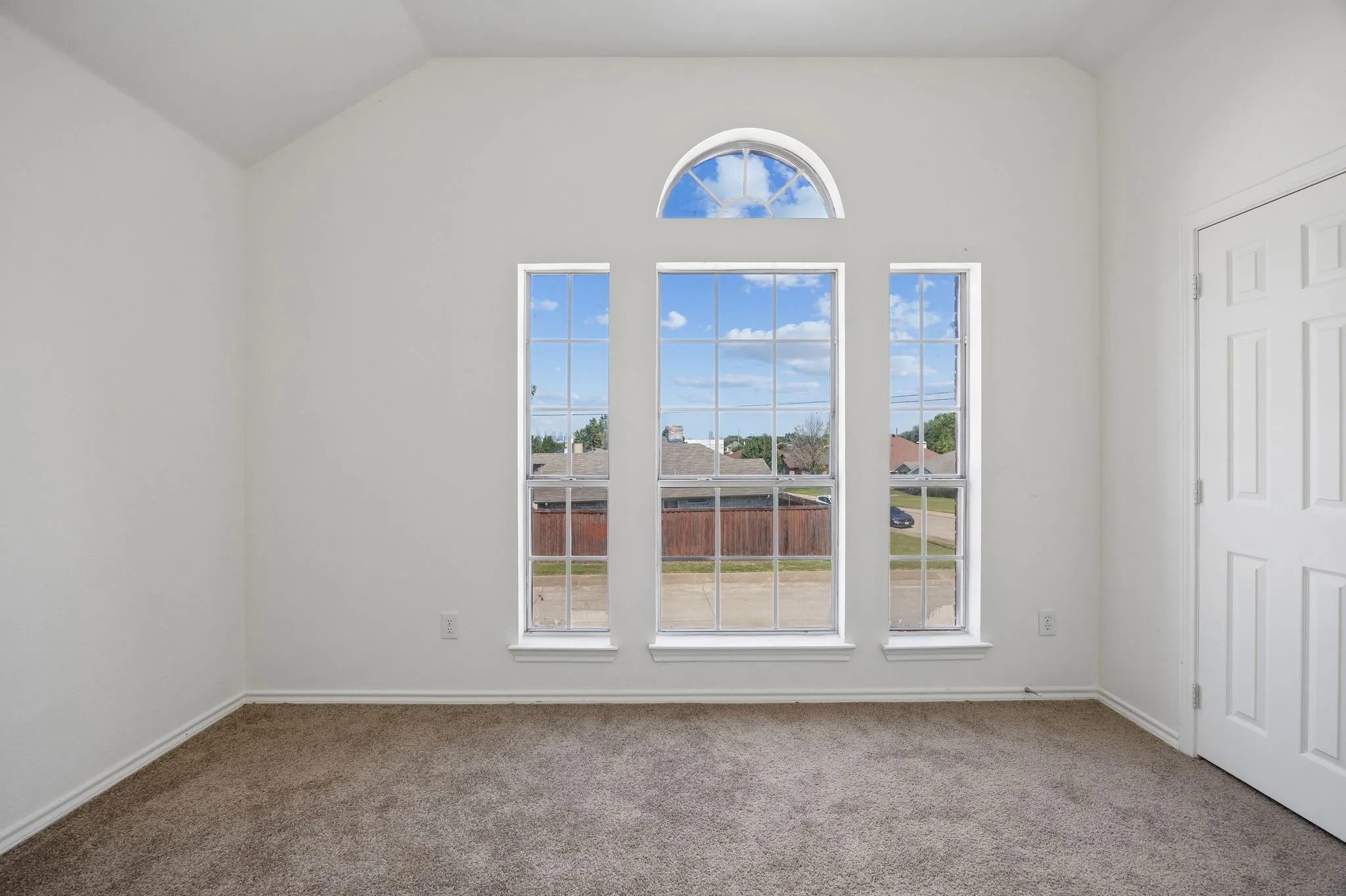 Single Family Residence For Sale in Dallas County , 4720 Urban Avenue, Dallas, Texas 75227, 3 Bedroom, 3 Bathroom, 2 Garage spaces, 1,870 Sqft, built in 1999, mls#21323388, Real Estate Agent in Dallas, Homes For Sale in Dallas county, Homes For Sale in Dallas, Realtor in Dallas Texas, Real Estate Brokerage Independent Realty Texas, Luminita Cordes Realtor