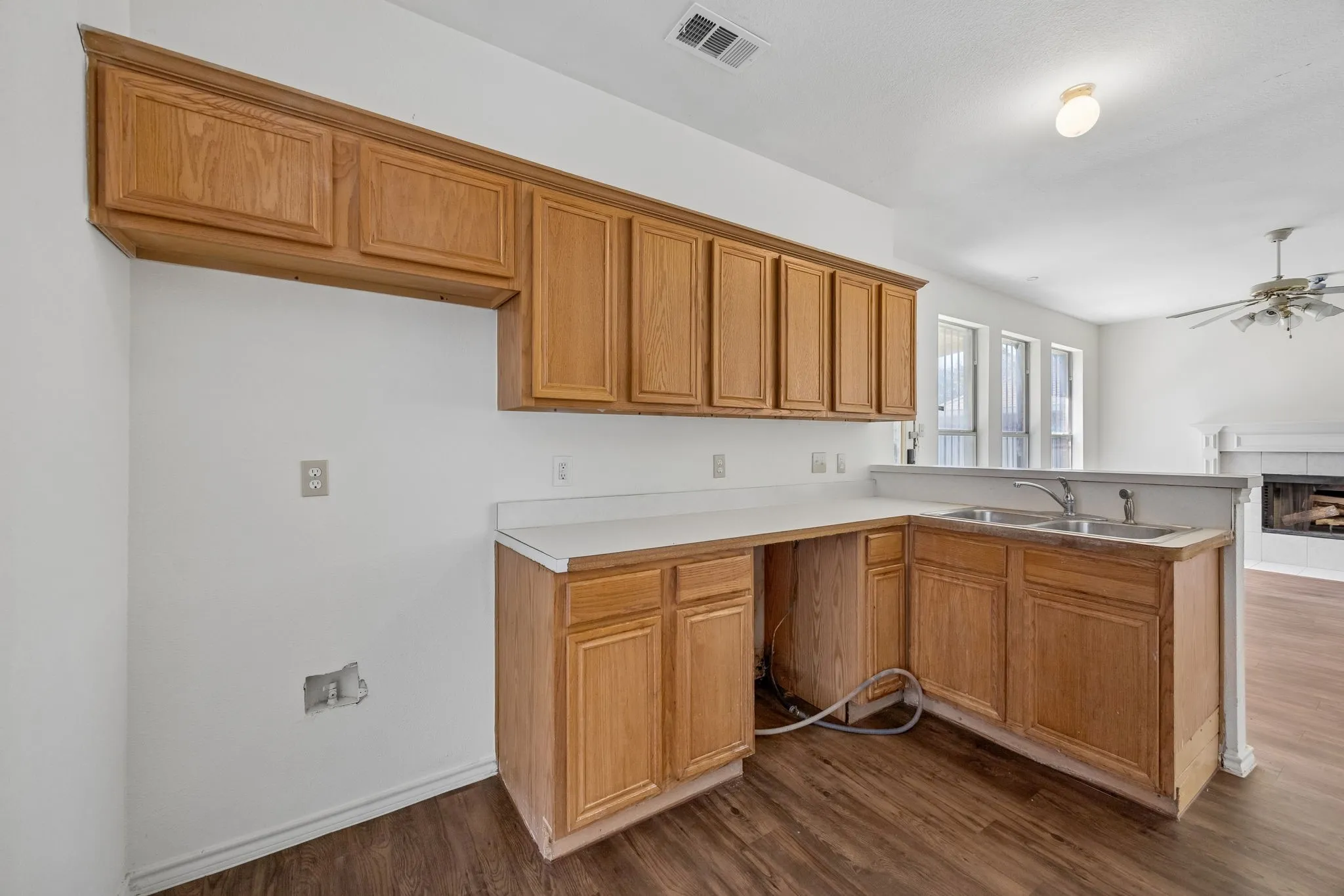 Single Family Residence For Sale in Dallas County , 4720 Urban Avenue, Dallas, Texas 75227, 3 Bedroom, 3 Bathroom, 2 Garage spaces, 1,870 Sqft, built in 1999, mls#21323388, Real Estate Agent in Dallas, Homes For Sale in Dallas county, Homes For Sale in Dallas, Realtor in Dallas Texas, Real Estate Brokerage Independent Realty Texas, Luminita Cordes Realtor