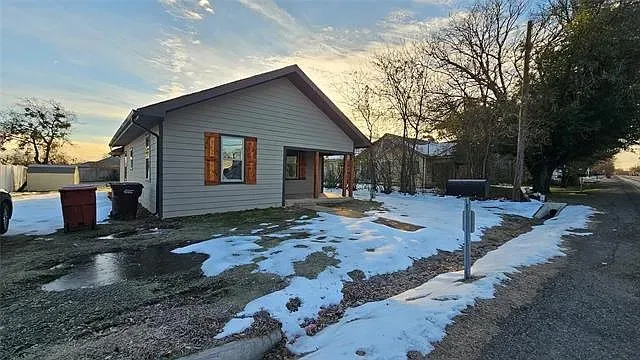 Single Family Residence For Rent in Fannin County , 706 N Main Street, Ector, Texas 75439, 3 Bedrooms, 2 Bathrooms, Garage spaces, 1,033 Sqft, built in 1920, Price $1,650, mls#21312398, Real Estate Agent in Ector, Homes For Rent in Fannin county, Homes For Rent in Ector, Realtor in Ector Texas, Real Estate Brokerage Independent Realty Texas, Luminita Cordes Realtor