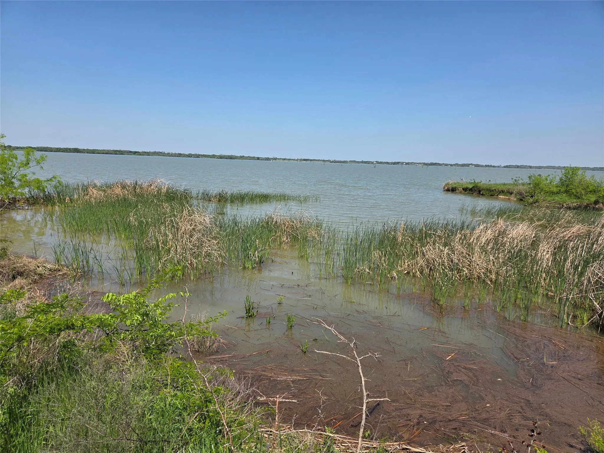 Experience the close proximity to Richland Chambers Lake while enjoying space, privacy, and beautiful Texas scenery.