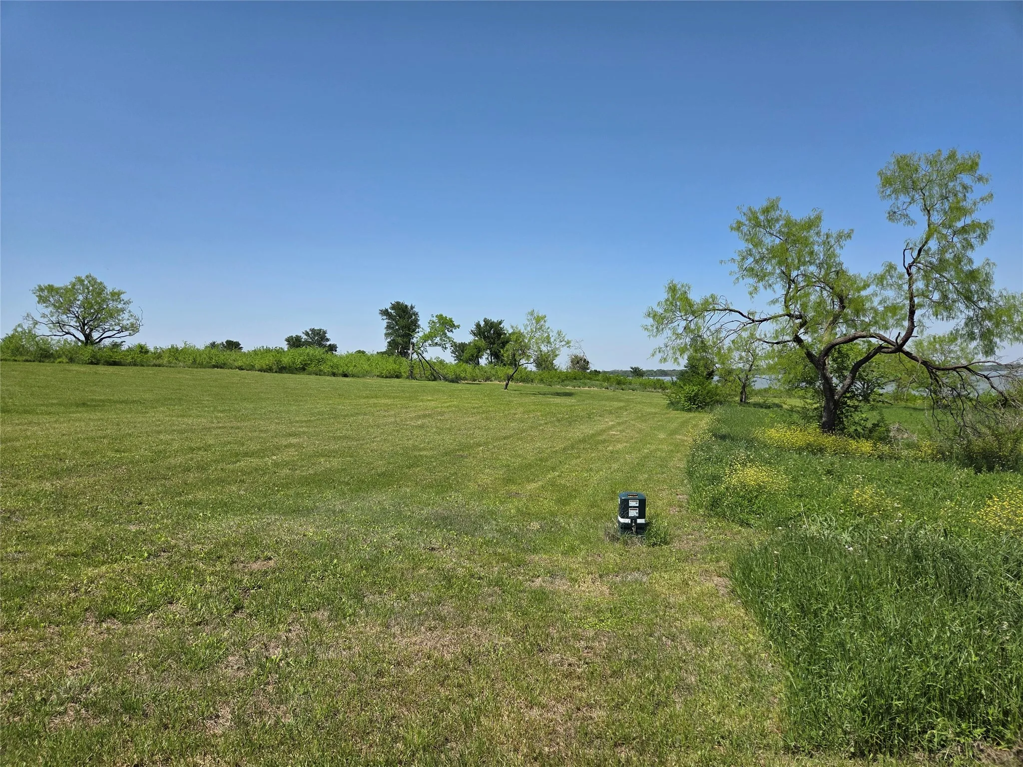 The expansive homesite provides abundant space for your custom home, workshop, pool, and outdoor entertaining.
