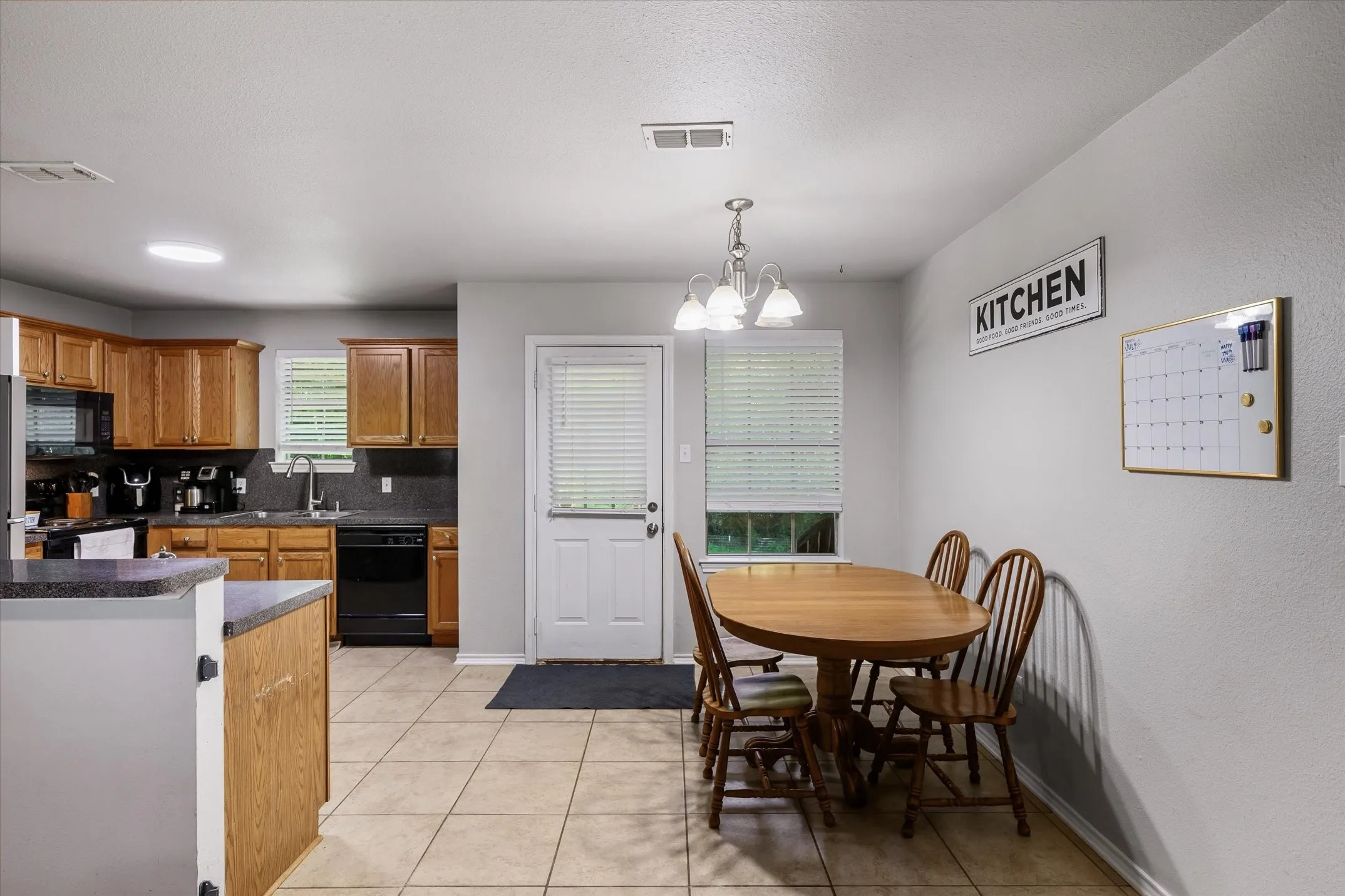 Single Family Residence For Sale in Smith County , 9165 Stonecreek, Tyler, Texas 75703, 3 Bedroom, 2 Bathroom, 2 Garage spaces, 1,376 Sqft, built in 2007, mls#21324729, Real Estate Agent in Tyler, Homes For Sale in Smith county, Homes For Sale in Tyler, Realtor in Tyler Texas, Real Estate Brokerage Independent Realty Texas, Luminita Cordes Realtor