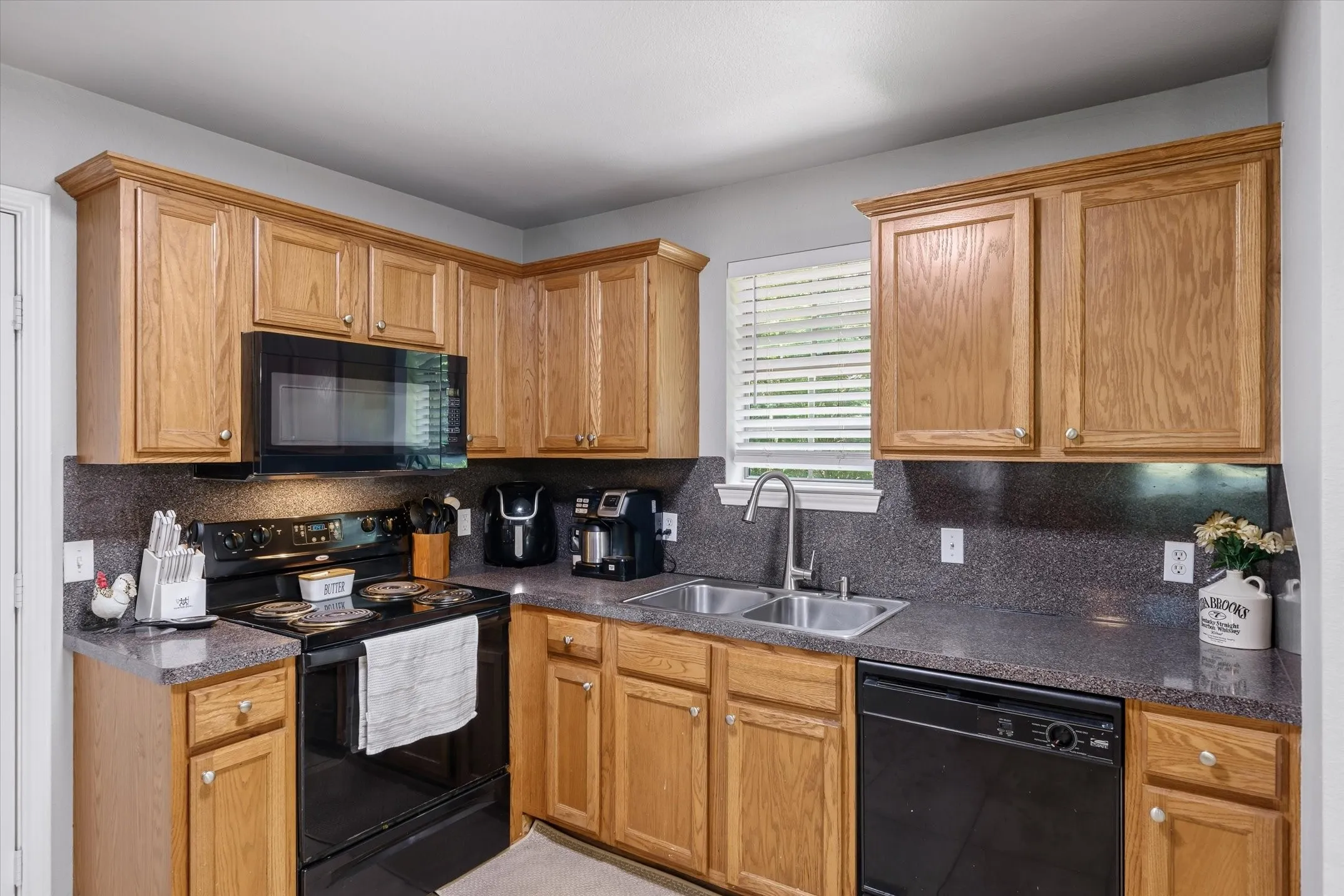 Single Family Residence For Sale in Smith County , 9165 Stonecreek, Tyler, Texas 75703, 3 Bedroom, 2 Bathroom, 2 Garage spaces, 1,376 Sqft, built in 2007, mls#21324729, Real Estate Agent in Tyler, Homes For Sale in Smith county, Homes For Sale in Tyler, Realtor in Tyler Texas, Real Estate Brokerage Independent Realty Texas, Luminita Cordes Realtor