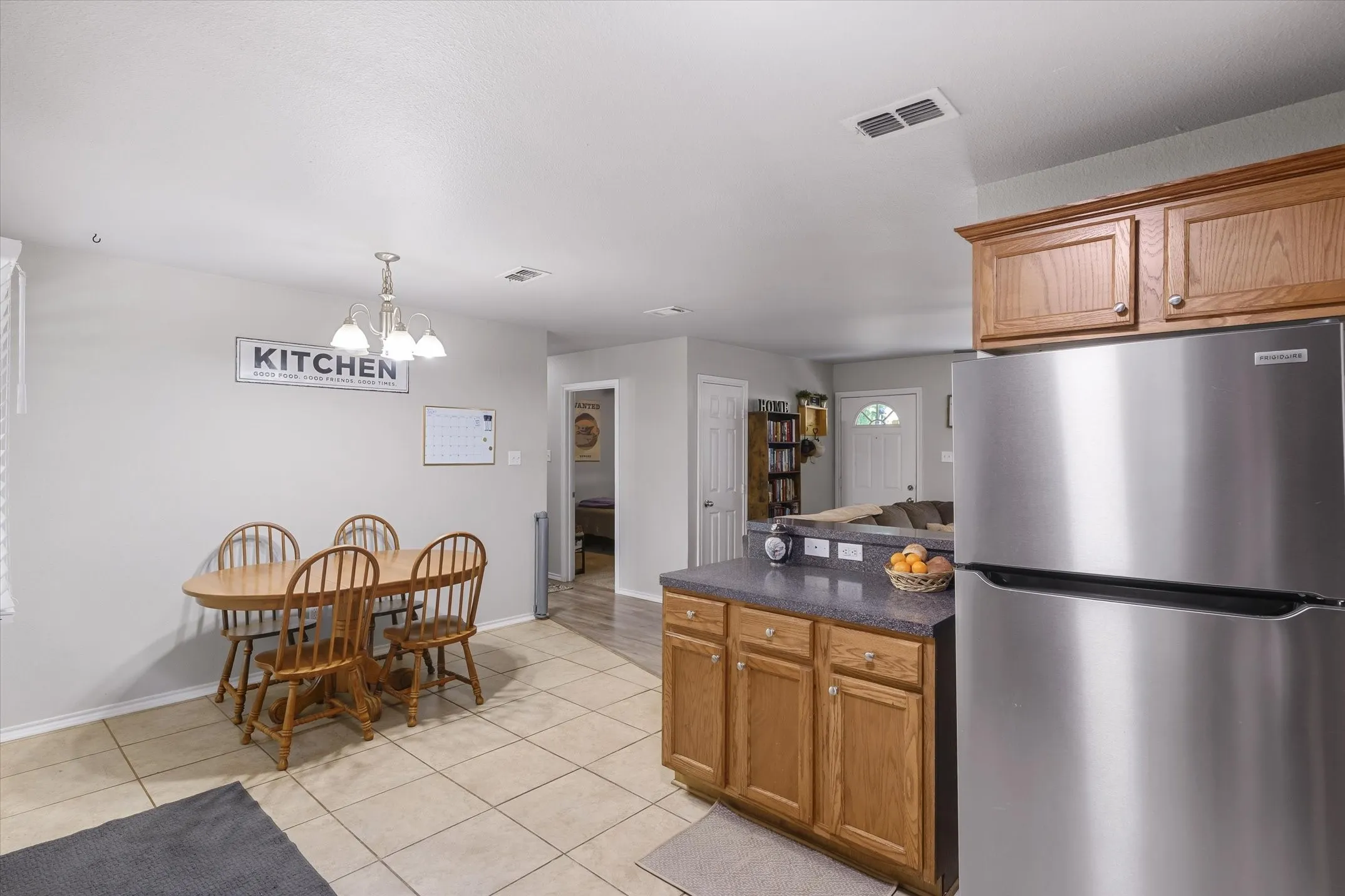Single Family Residence For Sale in Smith County , 9165 Stonecreek, Tyler, Texas 75703, 3 Bedroom, 2 Bathroom, 2 Garage spaces, 1,376 Sqft, built in 2007, mls#21324729, Real Estate Agent in Tyler, Homes For Sale in Smith county, Homes For Sale in Tyler, Realtor in Tyler Texas, Real Estate Brokerage Independent Realty Texas, Luminita Cordes Realtor