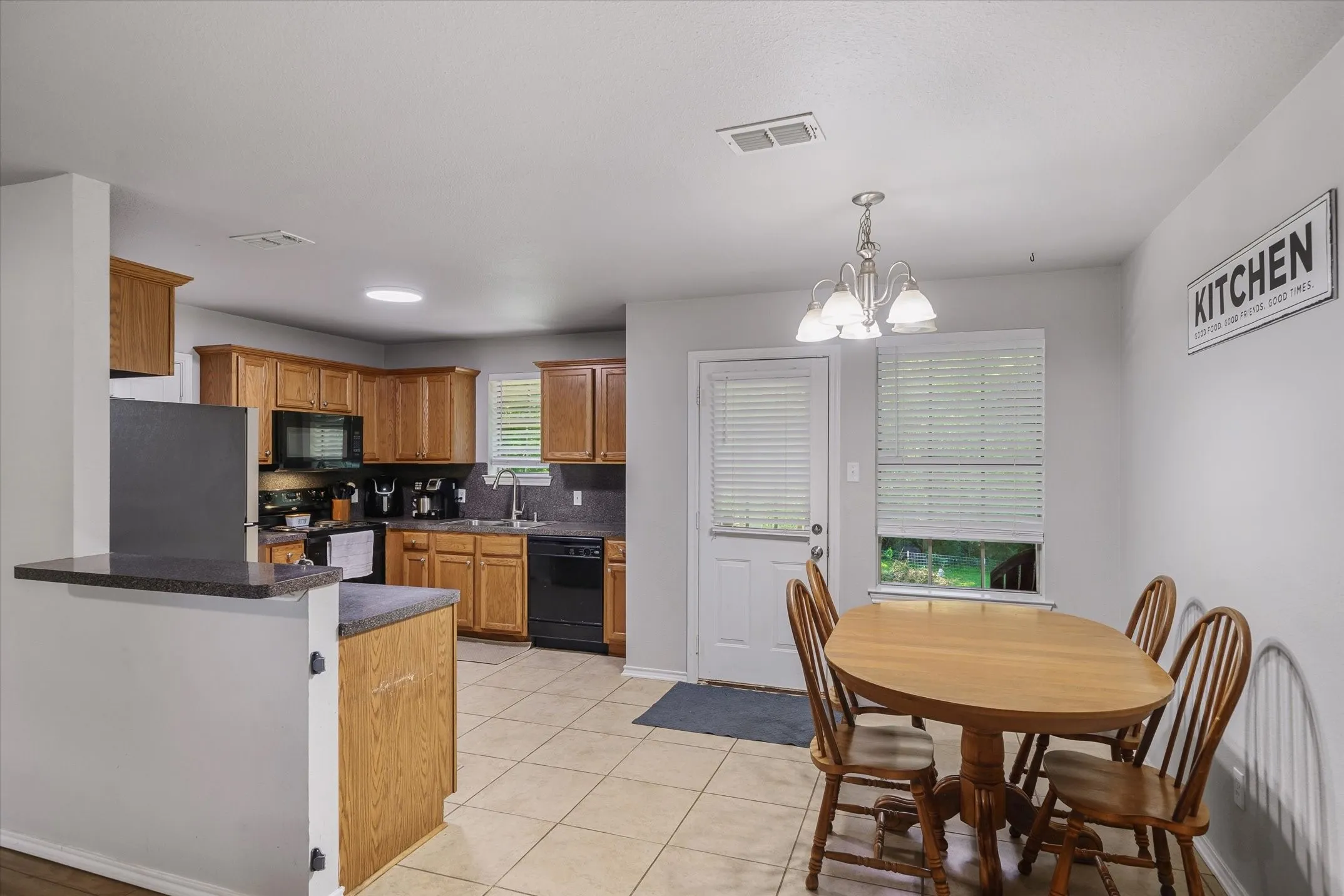 Single Family Residence For Sale in Smith County , 9165 Stonecreek, Tyler, Texas 75703, 3 Bedroom, 2 Bathroom, 2 Garage spaces, 1,376 Sqft, built in 2007, mls#21324729, Real Estate Agent in Tyler, Homes For Sale in Smith county, Homes For Sale in Tyler, Realtor in Tyler Texas, Real Estate Brokerage Independent Realty Texas, Luminita Cordes Realtor