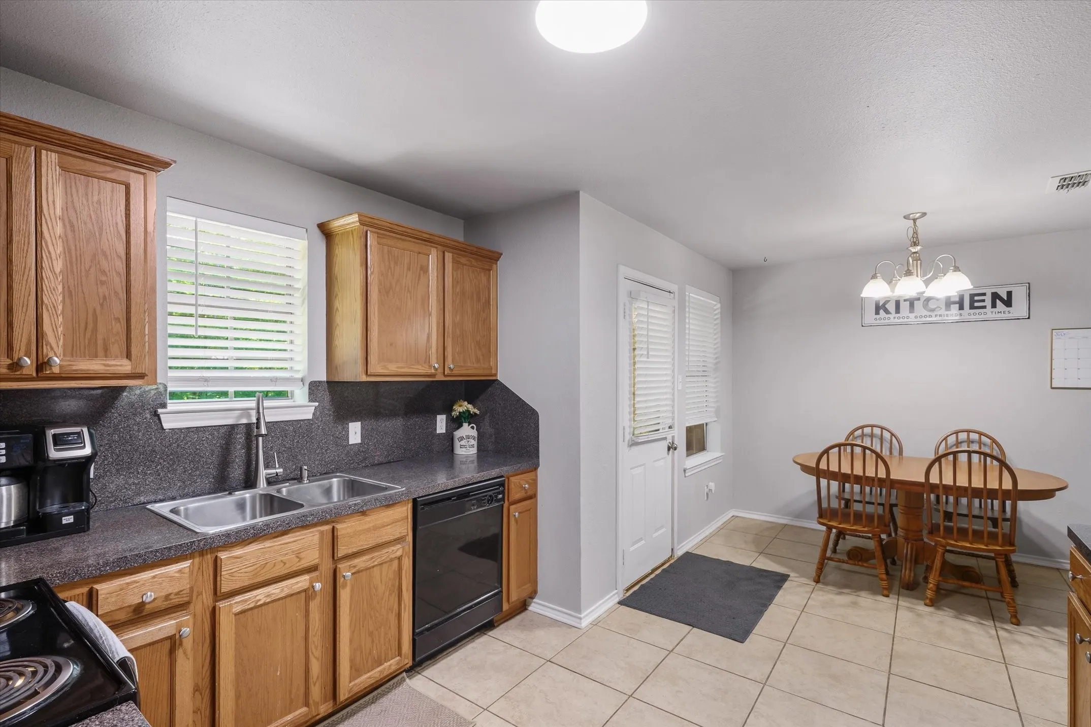 Single Family Residence For Sale in Smith County , 9165 Stonecreek, Tyler, Texas 75703, 3 Bedroom, 2 Bathroom, 2 Garage spaces, 1,376 Sqft, built in 2007, mls#21324729, Real Estate Agent in Tyler, Homes For Sale in Smith county, Homes For Sale in Tyler, Realtor in Tyler Texas, Real Estate Brokerage Independent Realty Texas, Luminita Cordes Realtor