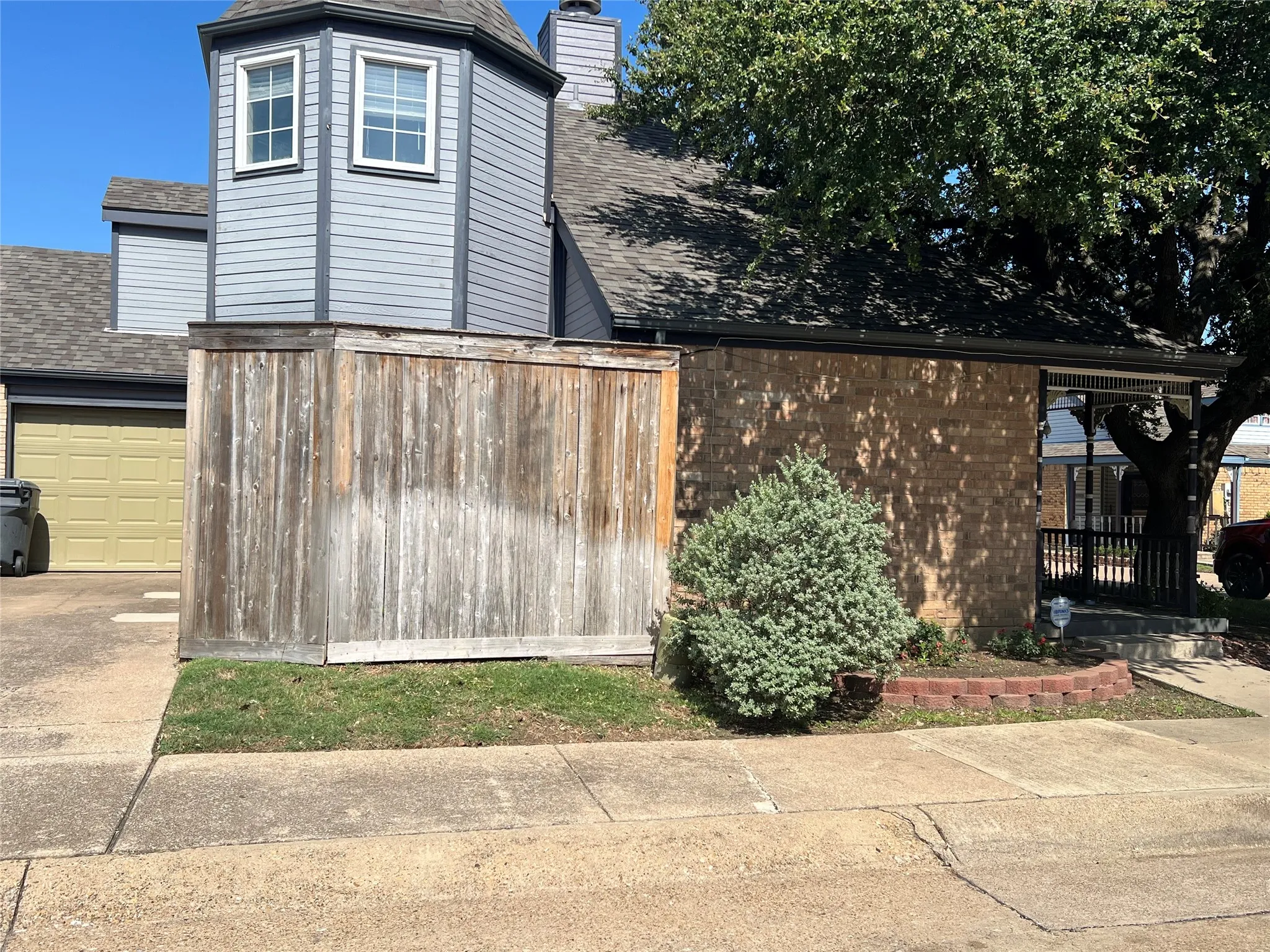 Townhouse For Rent in Dallas County , 10913 Gable Drive, Dallas, Texas 75229, 3 Bedrooms, 2 Bathrooms, 1 Garage spaces, 1,383 Sqft, built in 1984, Price $2,400, mls#21324732, Real Estate Agent in Dallas, Homes For Rent in Dallas county, Homes For Rent in Dallas, Realtor in Dallas Texas, Real Estate Brokerage Independent Realty Texas, Luminita Cordes Realtor