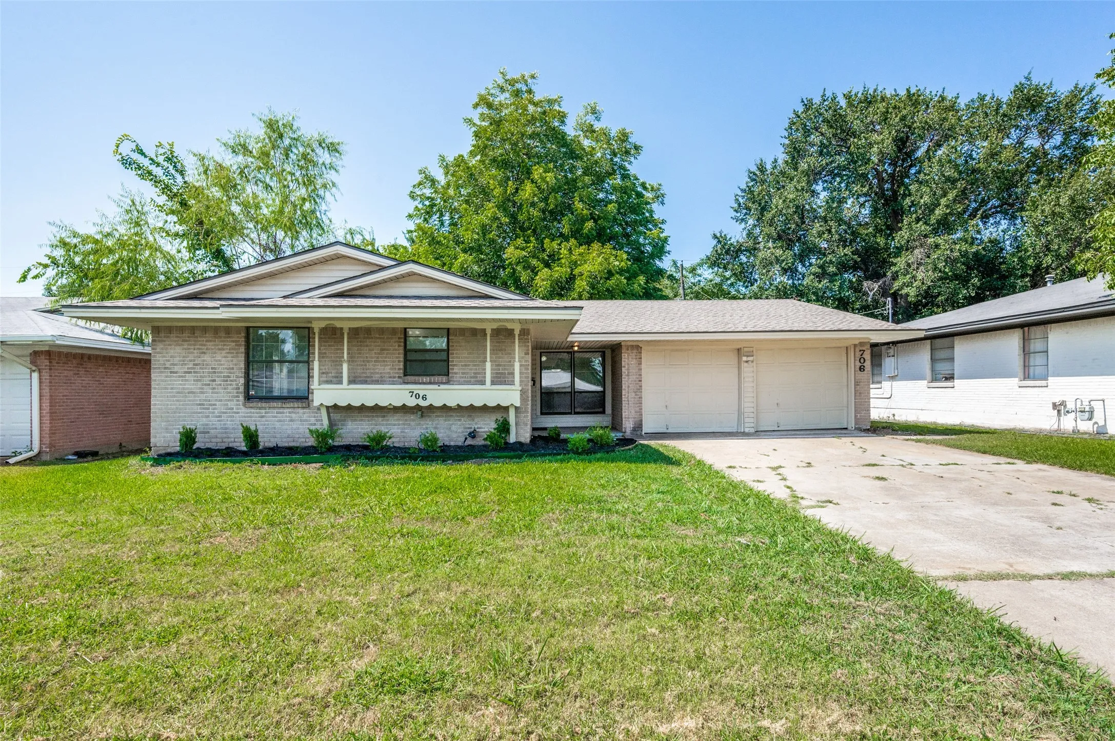 Single Family Residence For Sale in Dallas County , 706 Goodyear Street, Irving, Texas 75062, 3 Bedrooms, 2 Bathrooms, 2 Garage spaces, 1,588 Sqft, built in 1961, Price $324,900, mls#21324736, Real Estate Agent in Irving, Homes For Sale in Dallas county, Homes For Sale in Irving, Realtor in Irving Texas, Real Estate Brokerage Independent Realty Texas, Luminita Cordes Realtor
