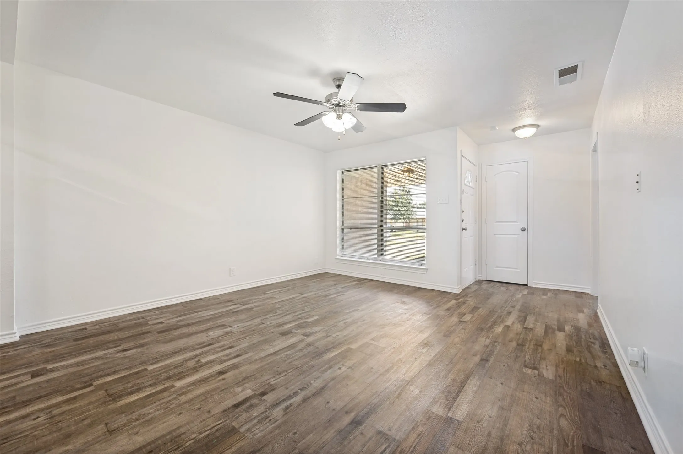 Single Family Residence For Sale in Dallas County , 706 Goodyear Street, Irving, Texas 75062, 3 Bedrooms, 2 Bathrooms, 2 Garage spaces, 1,588 Sqft, built in 1961, Price $324,900, mls#21324736, Real Estate Agent in Irving, Homes For Sale in Dallas county, Homes For Sale in Irving, Realtor in Irving Texas, Real Estate Brokerage Independent Realty Texas, Luminita Cordes Realtor