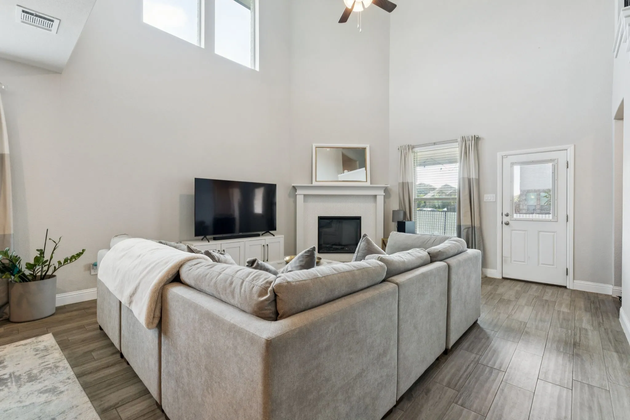Single Family Residence For Sale in Ellis County , 622 Summer Grove Drive, Midlothian, Texas 76065, 5 Bedroom, 4 Bathroom, 3 Garage spaces, 3,164 Sqft, built in 2021, mls#21322130, Real Estate Agent in Midlothian, Homes For Sale in Ellis county, Homes For Sale in Midlothian, Realtor in Midlothian Texas, Real Estate Brokerage Independent Realty Texas, Luminita Cordes Realtor
