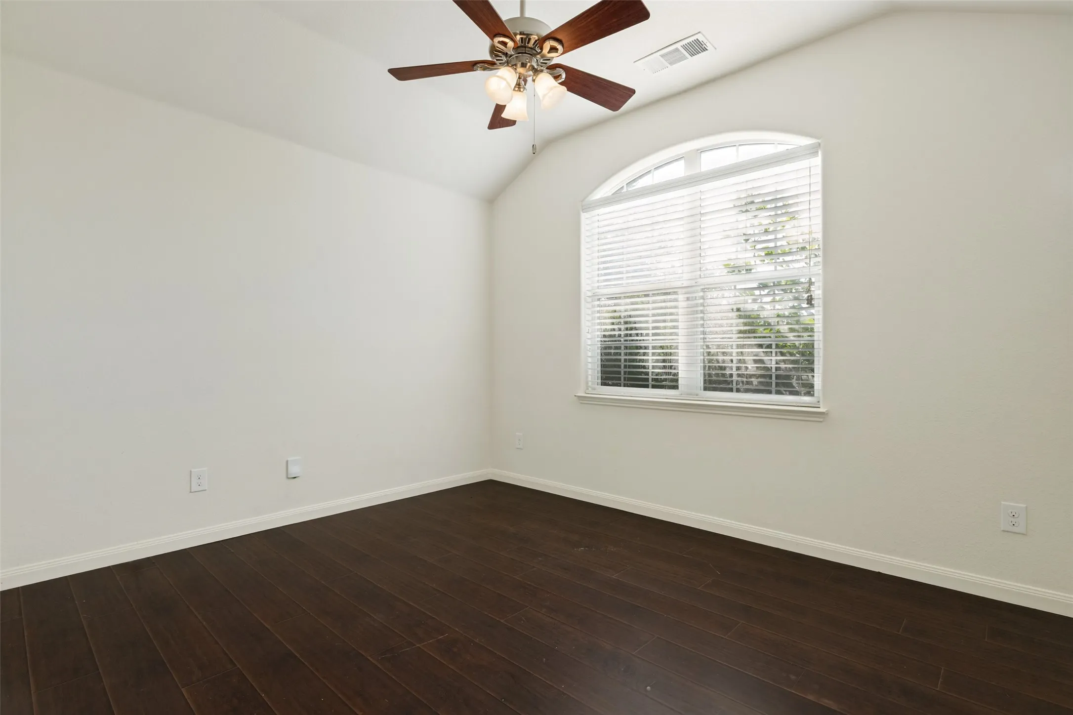 Single Family Residence For Rent in Collin County , 1800 Black Willow Trail, Anna, Texas 75409, 3 Bedroom, 2 Bathroom, 2 Garage spaces, 1,467 Sqft, built in 2012, mls#21324678, Real Estate Agent in Anna, Homes For Rent in Collin county, Homes For Rent in Anna, Realtor in Anna Texas, Real Estate Brokerage Independent Realty Texas, Luminita Cordes Realtor