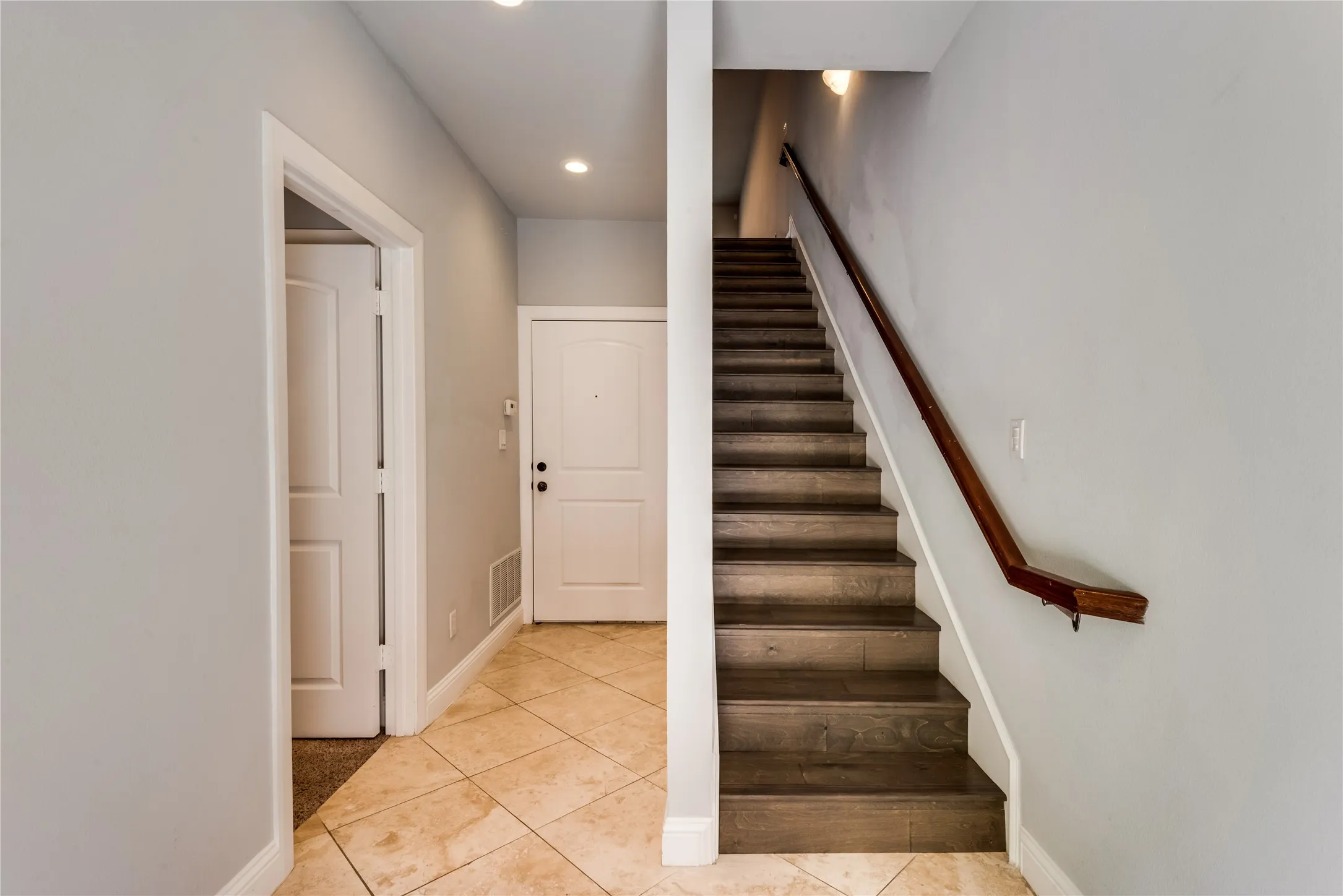 Townhouse For Rent in Dallas County , 3619 Edgar Place, Dallas, Texas 75204, 2 Bedroom, 3 Bathroom, 2 Garage spaces, 2,116 Sqft, built in 2005, mls#21324766, Real Estate Agent in Dallas, Homes For Rent in Dallas county, Homes For Rent in Dallas, Realtor in Dallas Texas, Real Estate Brokerage Independent Realty Texas, Luminita Cordes Realtor