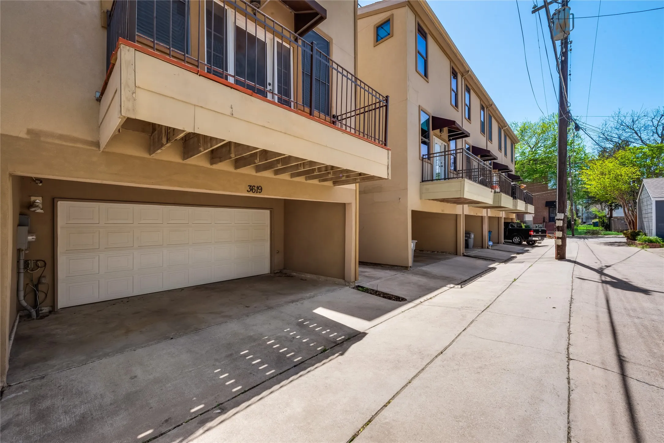 Townhouse For Rent in Dallas County , 3619 Edgar Place, Dallas, Texas 75204, 2 Bedroom, 3 Bathroom, 2 Garage spaces, 2,116 Sqft, built in 2005, mls#21324766, Real Estate Agent in Dallas, Homes For Rent in Dallas county, Homes For Rent in Dallas, Realtor in Dallas Texas, Real Estate Brokerage Independent Realty Texas, Luminita Cordes Realtor