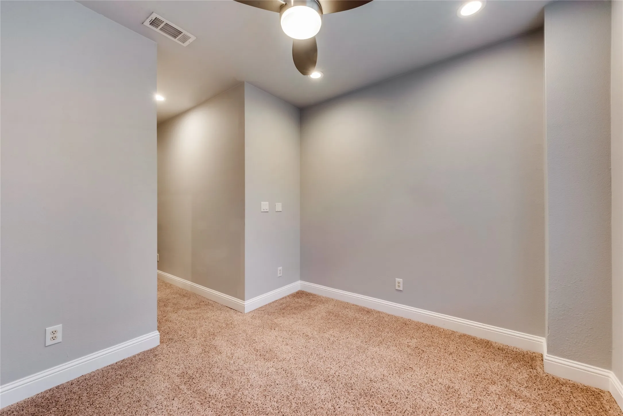 Townhouse For Rent in Dallas County , 3619 Edgar Place, Dallas, Texas 75204, 2 Bedroom, 3 Bathroom, 2 Garage spaces, 2,116 Sqft, built in 2005, mls#21324766, Real Estate Agent in Dallas, Homes For Rent in Dallas county, Homes For Rent in Dallas, Realtor in Dallas Texas, Real Estate Brokerage Independent Realty Texas, Luminita Cordes Realtor