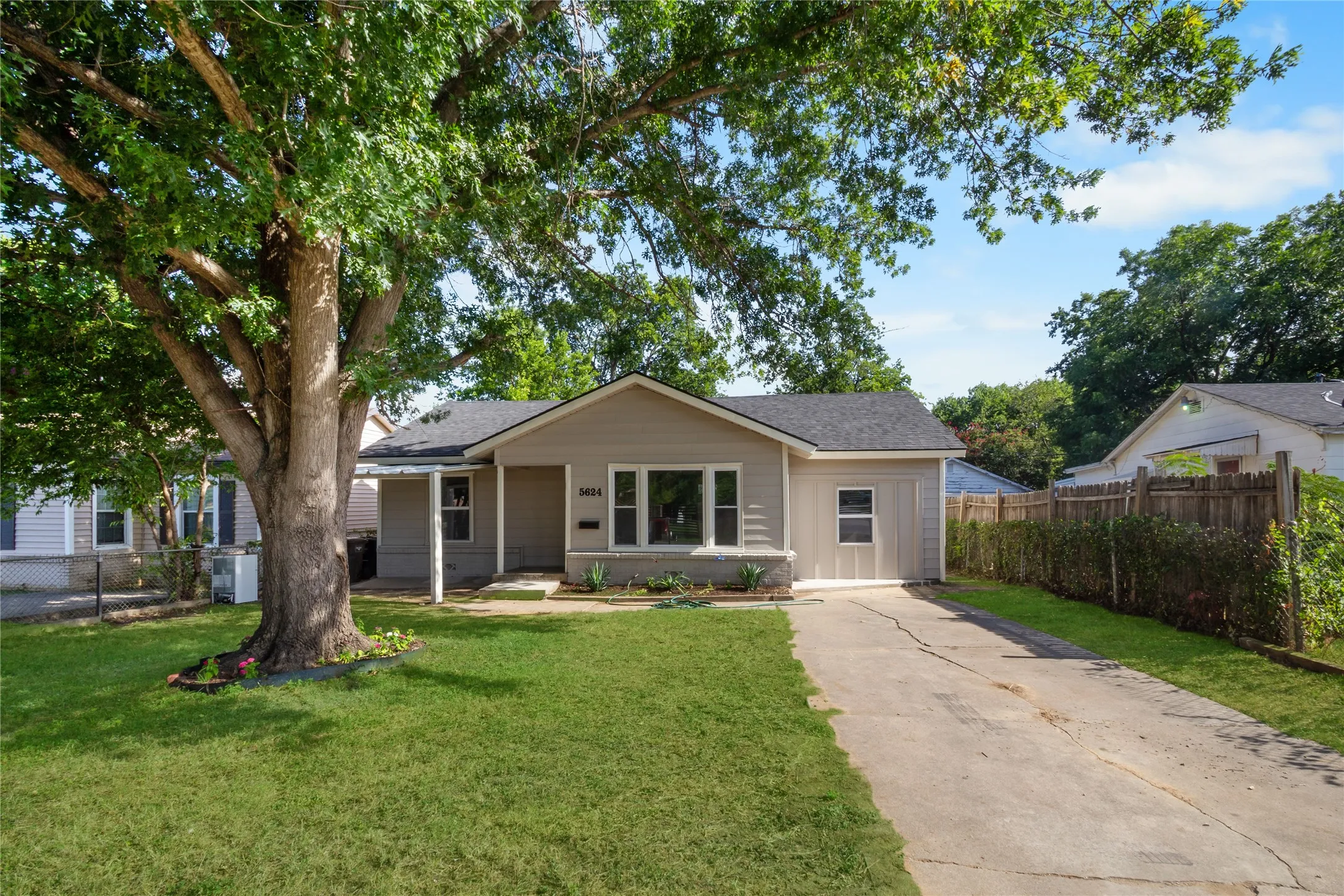 Single Family Residence For Sale in Tarrant County , 5624 S Hampshire Boulevard, Fort Worth, Texas 76112, 3 Bedroom, 2 Bathroom, Garage spaces, 1,172 Sqft, built in 1952, mls#21324770, Real Estate Agent in Fort Worth, Homes For Sale in Tarrant county, Homes For Sale in Fort Worth, Realtor in Fort Worth Texas, Real Estate Brokerage Independent Realty Texas, Luminita Cordes Realtor