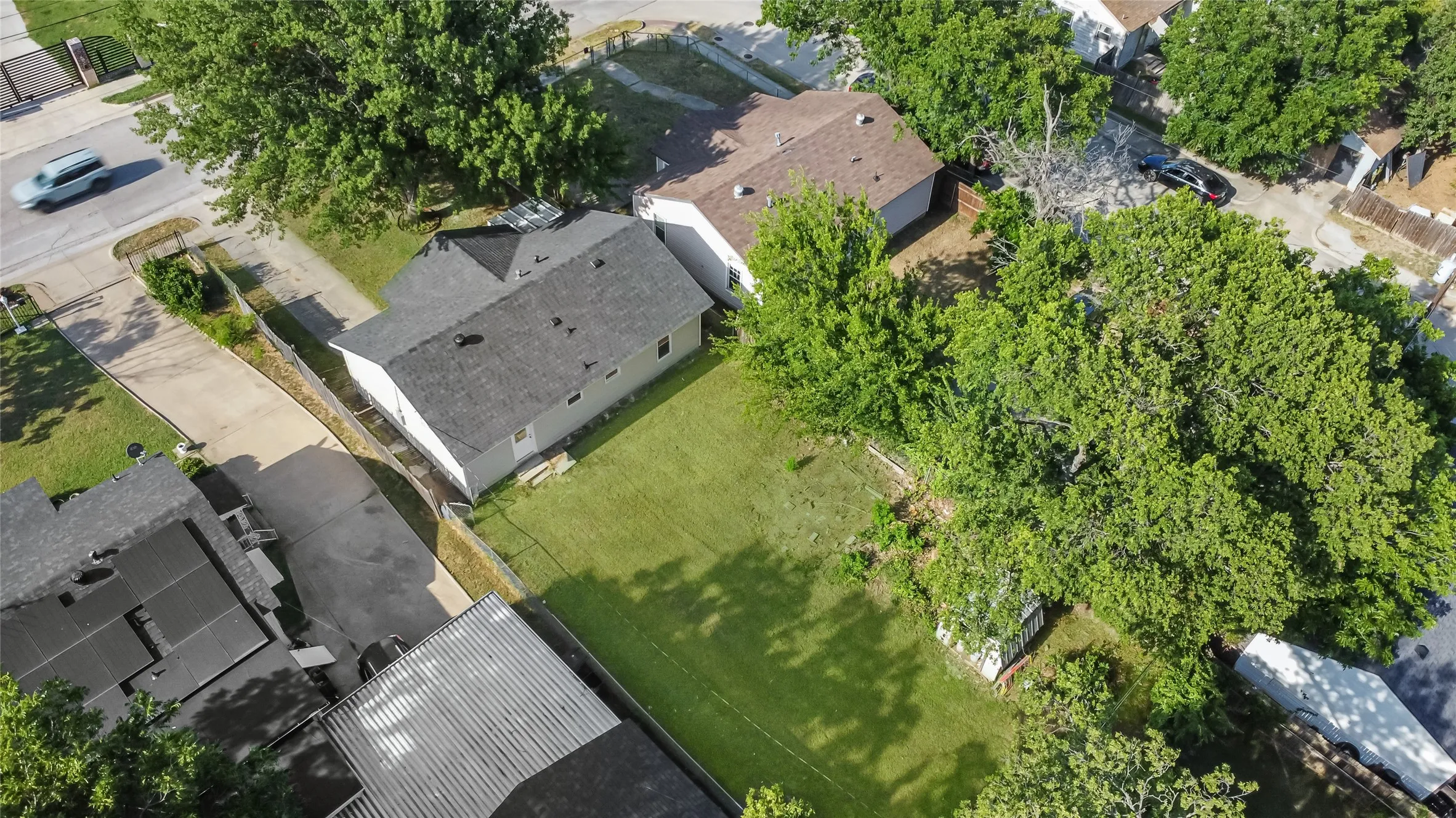 Single Family Residence For Sale in Tarrant County , 5624 S Hampshire Boulevard, Fort Worth, Texas 76112, 3 Bedroom, 2 Bathroom, Garage spaces, 1,172 Sqft, built in 1952, mls#21324770, Real Estate Agent in Fort Worth, Homes For Sale in Tarrant county, Homes For Sale in Fort Worth, Realtor in Fort Worth Texas, Real Estate Brokerage Independent Realty Texas, Luminita Cordes Realtor