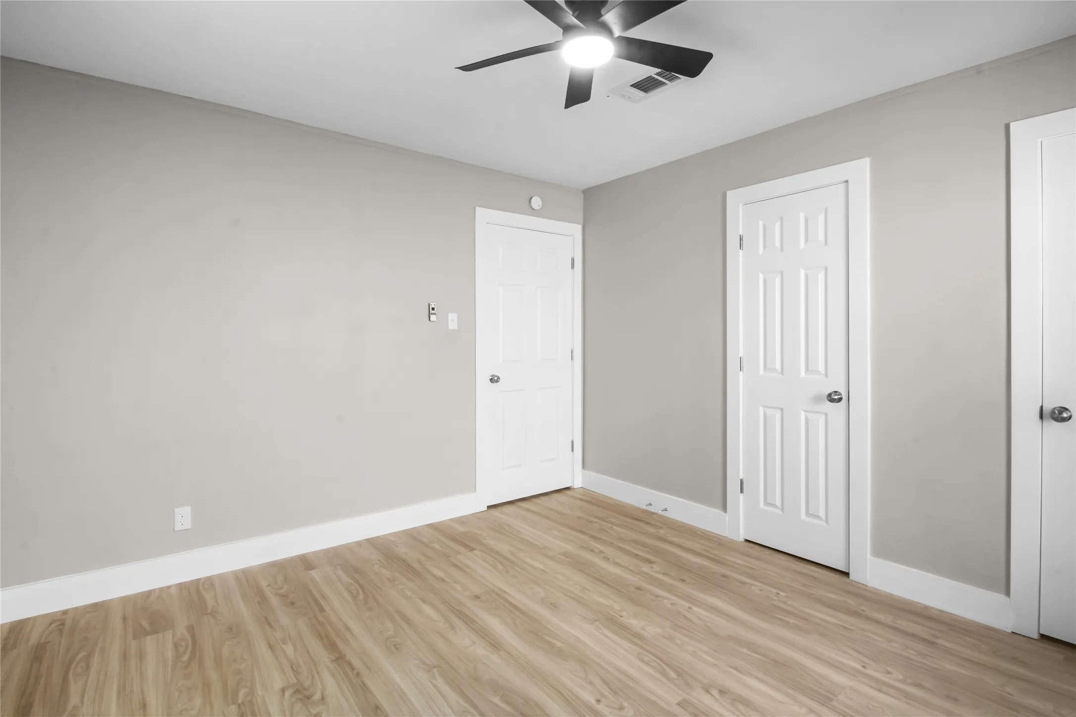 Single Family Residence For Sale in Tarrant County , 5624 S Hampshire Boulevard, Fort Worth, Texas 76112, 3 Bedroom, 2 Bathroom, Garage spaces, 1,172 Sqft, built in 1952, mls#21324770, Real Estate Agent in Fort Worth, Homes For Sale in Tarrant county, Homes For Sale in Fort Worth, Realtor in Fort Worth Texas, Real Estate Brokerage Independent Realty Texas, Luminita Cordes Realtor