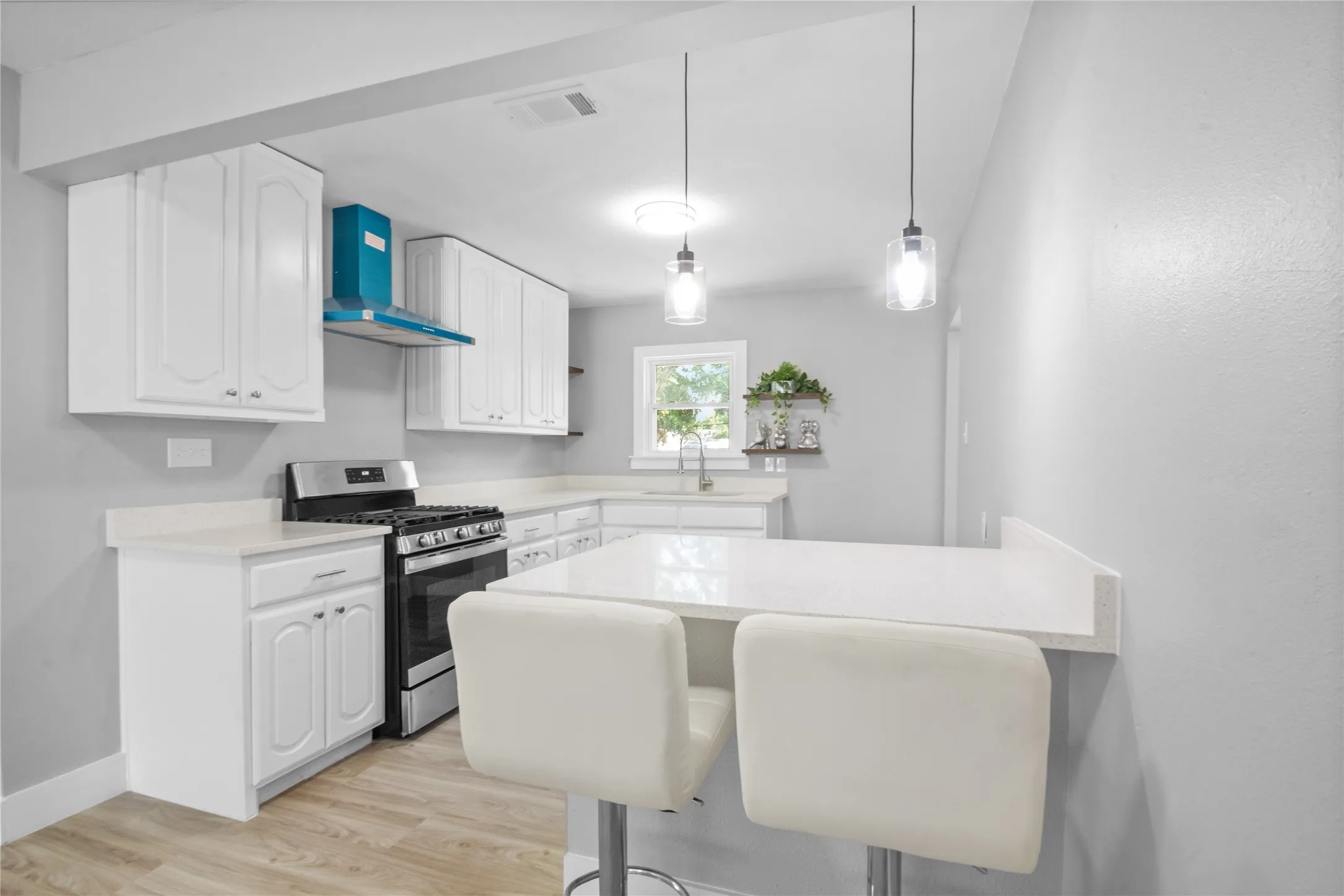 Single Family Residence For Sale in Tarrant County , 5624 S Hampshire Boulevard, Fort Worth, Texas 76112, 3 Bedroom, 2 Bathroom, Garage spaces, 1,172 Sqft, built in 1952, mls#21324770, Real Estate Agent in Fort Worth, Homes For Sale in Tarrant county, Homes For Sale in Fort Worth, Realtor in Fort Worth Texas, Real Estate Brokerage Independent Realty Texas, Luminita Cordes Realtor