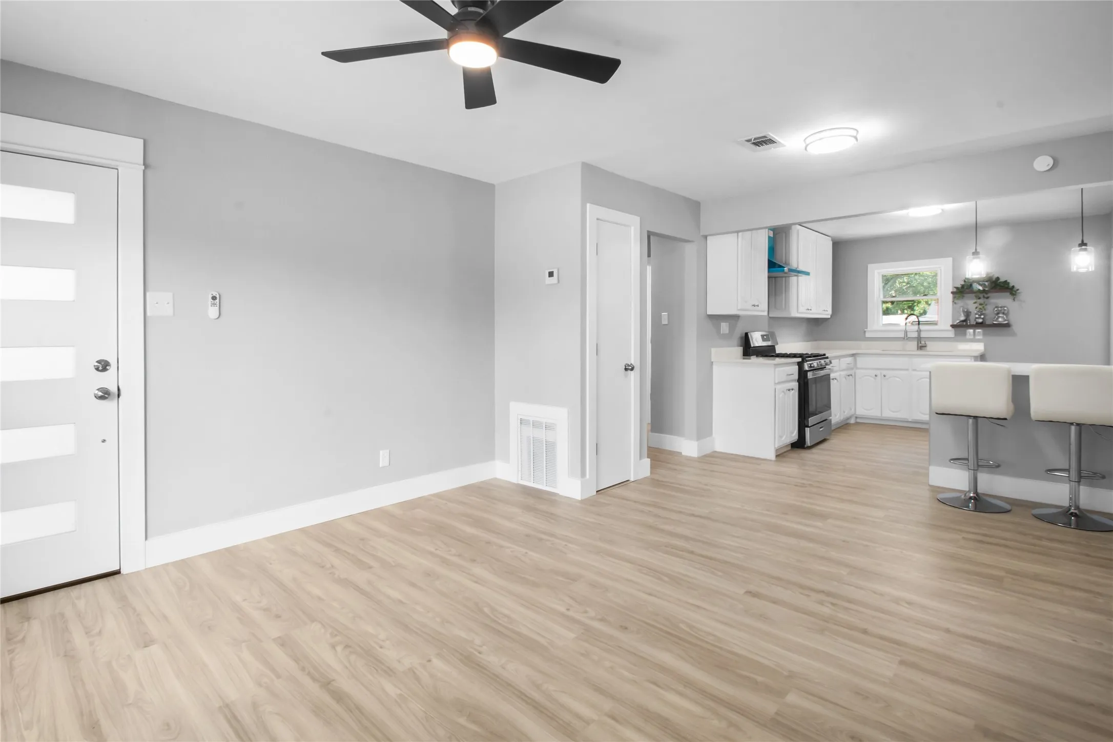 Single Family Residence For Sale in Tarrant County , 5624 S Hampshire Boulevard, Fort Worth, Texas 76112, 3 Bedroom, 2 Bathroom, Garage spaces, 1,172 Sqft, built in 1952, mls#21324770, Real Estate Agent in Fort Worth, Homes For Sale in Tarrant county, Homes For Sale in Fort Worth, Realtor in Fort Worth Texas, Real Estate Brokerage Independent Realty Texas, Luminita Cordes Realtor