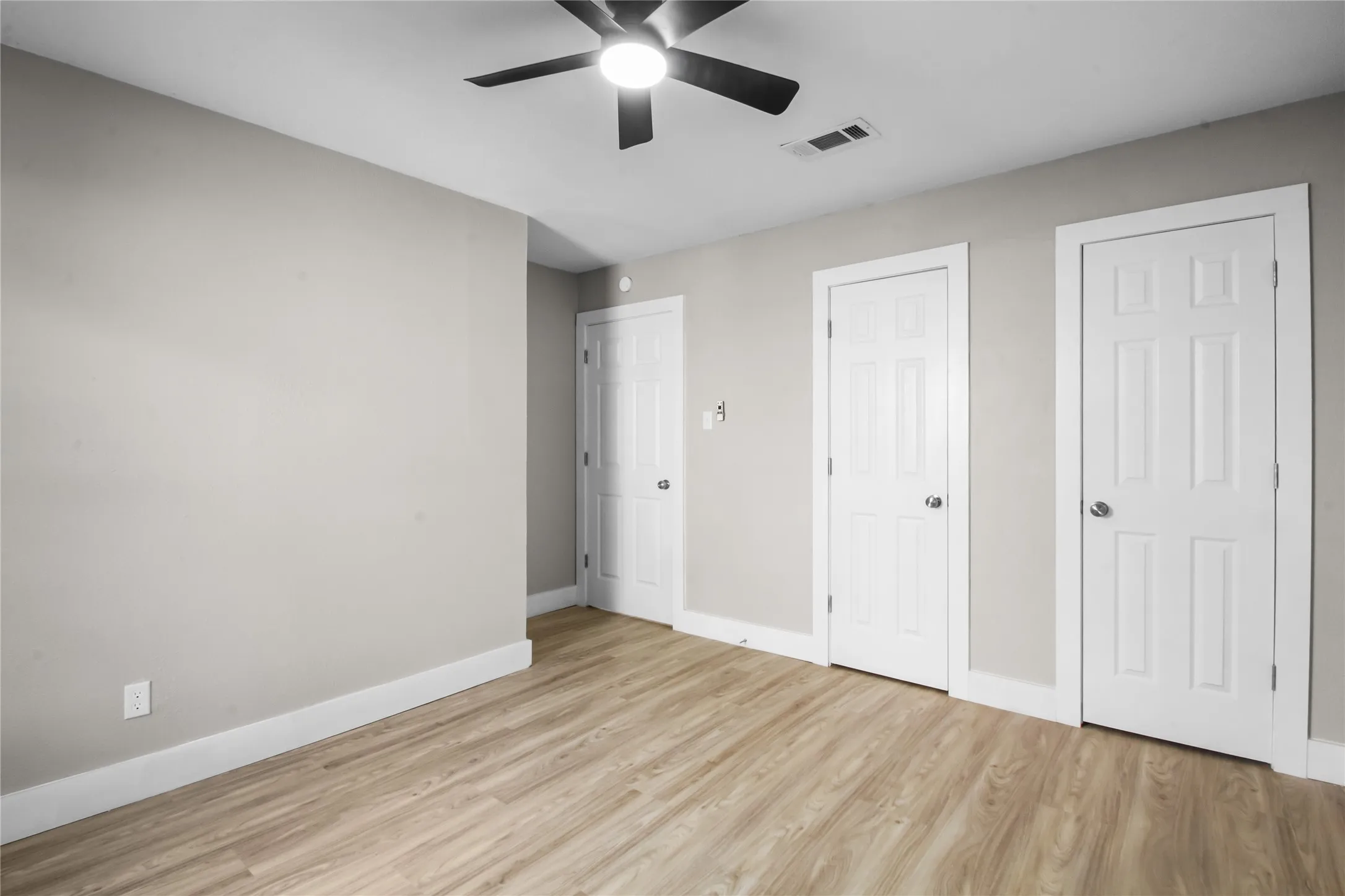 Single Family Residence For Sale in Tarrant County , 5624 S Hampshire Boulevard, Fort Worth, Texas 76112, 3 Bedroom, 2 Bathroom, Garage spaces, 1,172 Sqft, built in 1952, mls#21324770, Real Estate Agent in Fort Worth, Homes For Sale in Tarrant county, Homes For Sale in Fort Worth, Realtor in Fort Worth Texas, Real Estate Brokerage Independent Realty Texas, Luminita Cordes Realtor