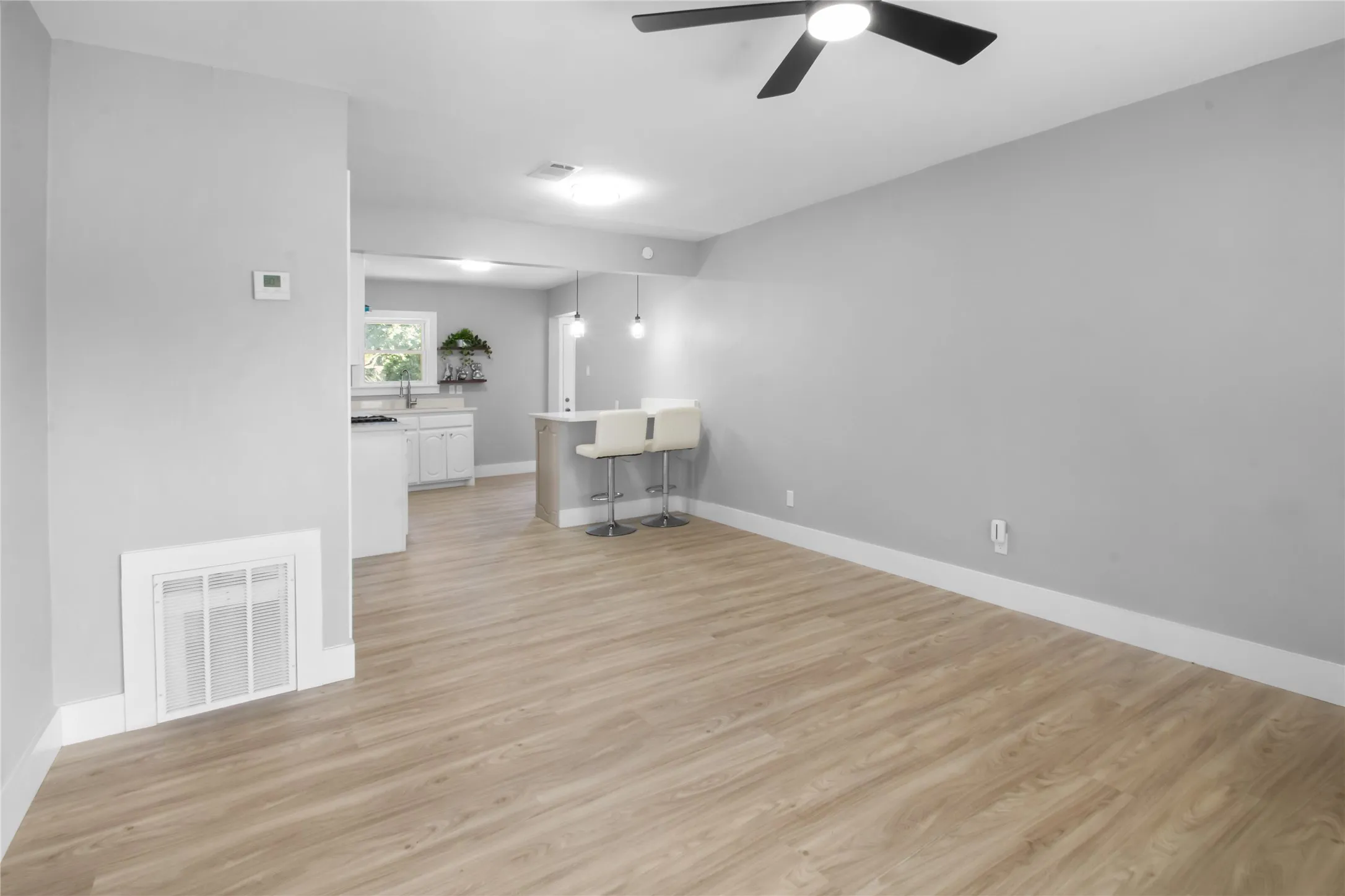 Single Family Residence For Sale in Tarrant County , 5624 S Hampshire Boulevard, Fort Worth, Texas 76112, 3 Bedroom, 2 Bathroom, Garage spaces, 1,172 Sqft, built in 1952, mls#21324770, Real Estate Agent in Fort Worth, Homes For Sale in Tarrant county, Homes For Sale in Fort Worth, Realtor in Fort Worth Texas, Real Estate Brokerage Independent Realty Texas, Luminita Cordes Realtor