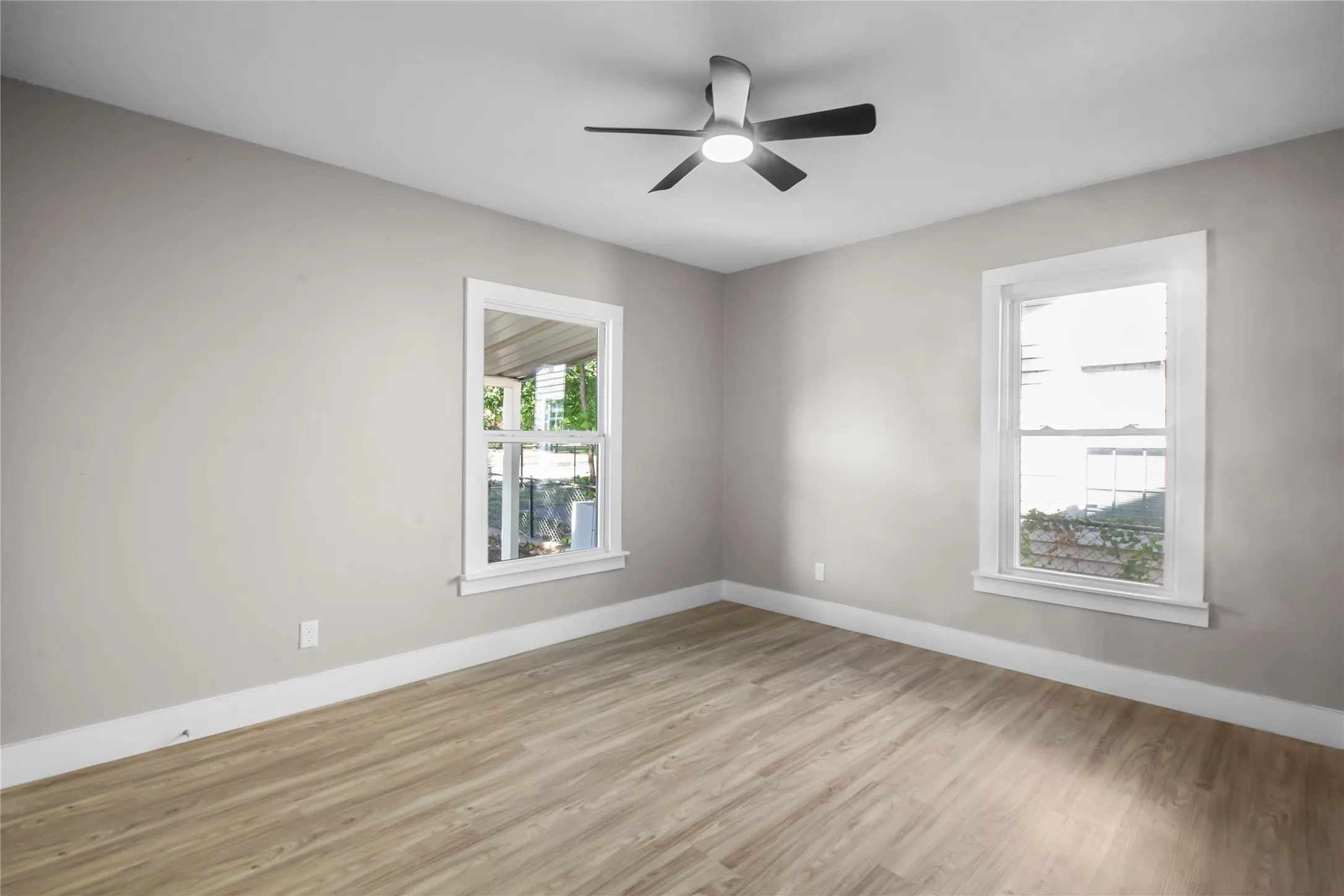 Single Family Residence For Sale in Tarrant County , 5624 S Hampshire Boulevard, Fort Worth, Texas 76112, 3 Bedroom, 2 Bathroom, Garage spaces, 1,172 Sqft, built in 1952, mls#21324770, Real Estate Agent in Fort Worth, Homes For Sale in Tarrant county, Homes For Sale in Fort Worth, Realtor in Fort Worth Texas, Real Estate Brokerage Independent Realty Texas, Luminita Cordes Realtor