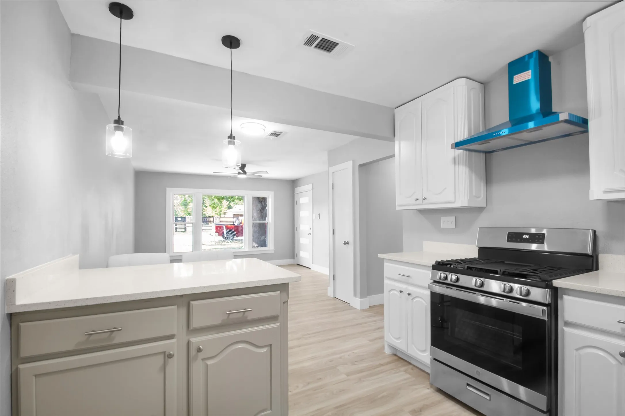 Single Family Residence For Sale in Tarrant County , 5624 S Hampshire Boulevard, Fort Worth, Texas 76112, 3 Bedroom, 2 Bathroom, Garage spaces, 1,172 Sqft, built in 1952, mls#21324770, Real Estate Agent in Fort Worth, Homes For Sale in Tarrant county, Homes For Sale in Fort Worth, Realtor in Fort Worth Texas, Real Estate Brokerage Independent Realty Texas, Luminita Cordes Realtor