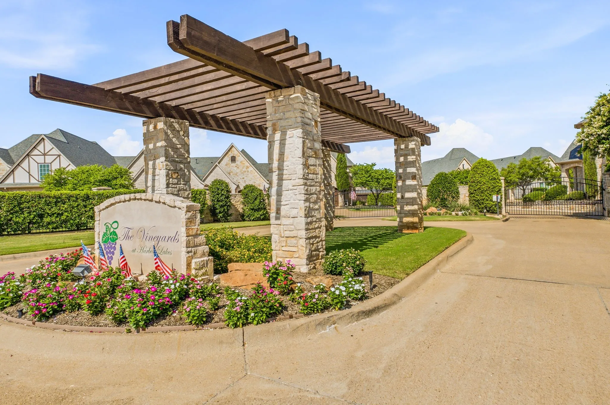 Single Family Residence For Sale in Hood County , 2414 Vineyard Drive, Granbury, Texas 76048, 3 Bedroom, 3 Bathroom, 2 Garage spaces, 2,888 Sqft, built in 2007, mls#21313107, Real Estate Agent in Granbury, Homes For Sale in Hood county, Homes For Sale in Granbury, Realtor in Granbury Texas, Real Estate Brokerage Independent Realty Texas, Luminita Cordes Realtor