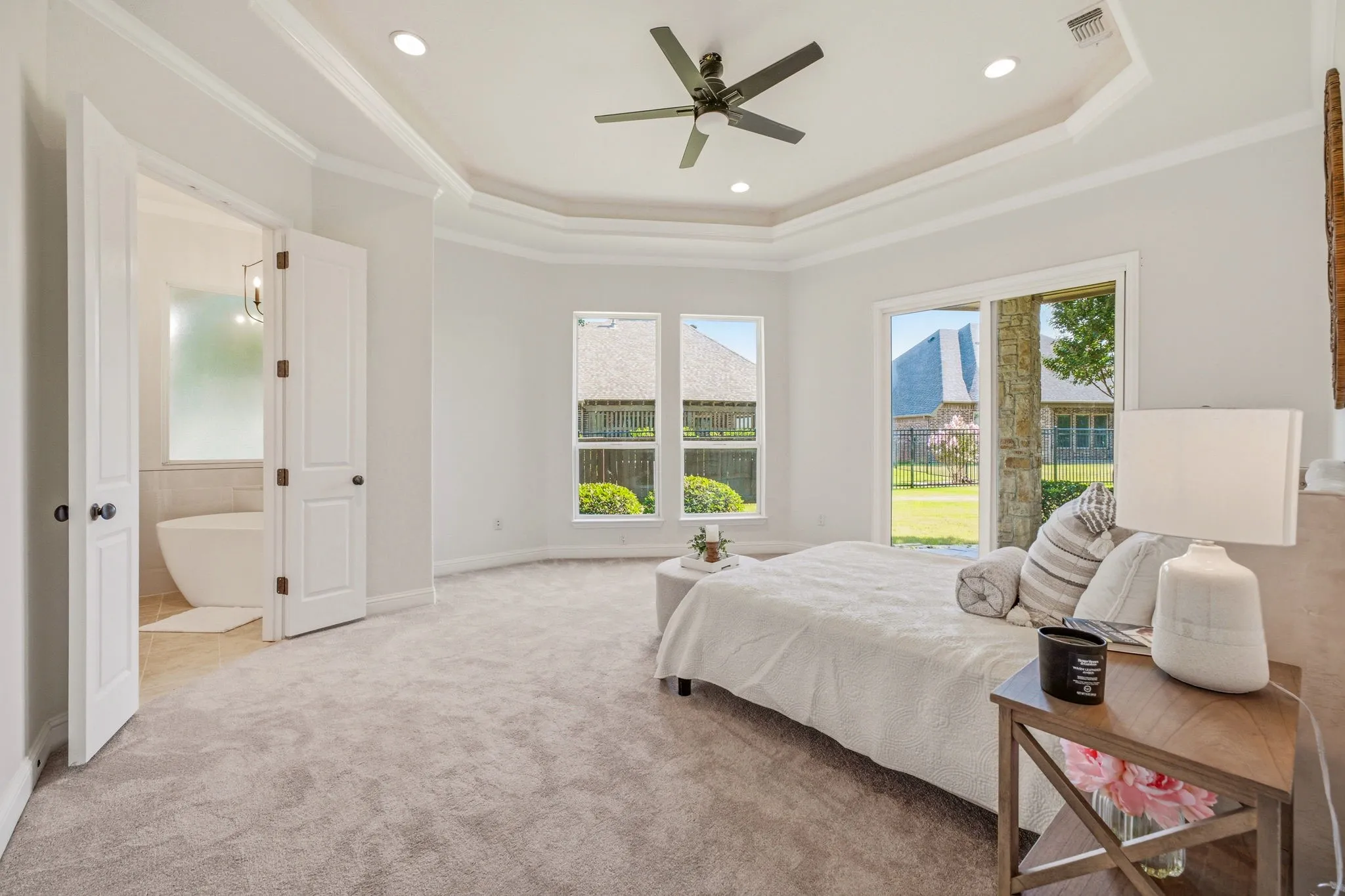 Tray ceiling with recessed lighting and ceiling fan