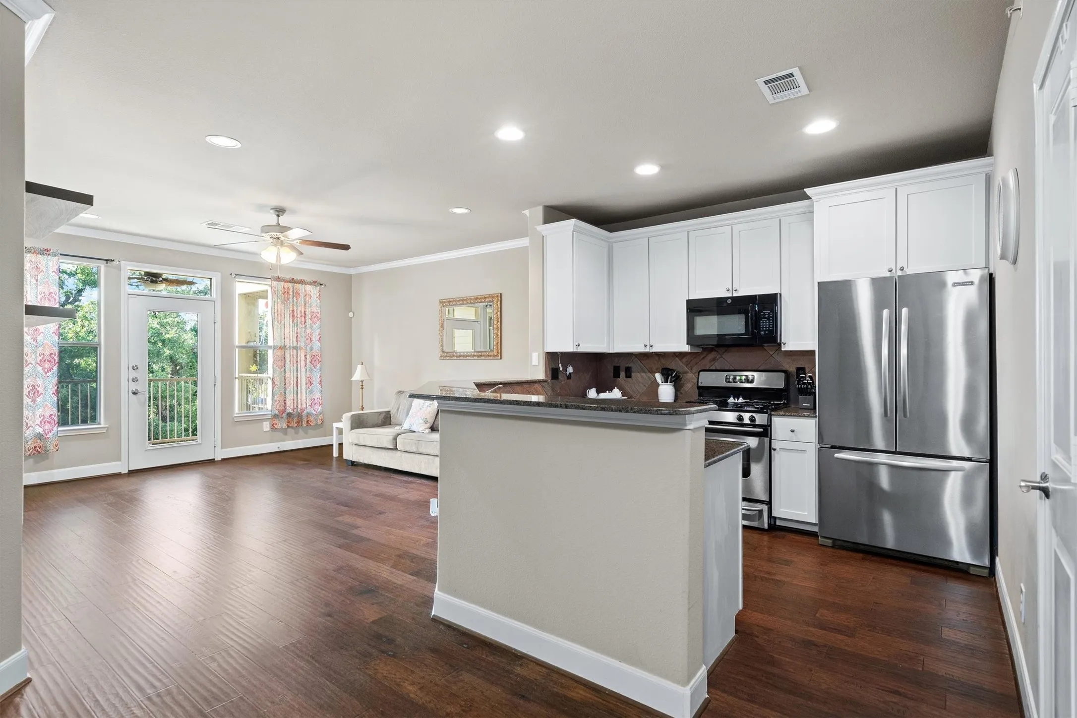 Condominium For Sale in Denton County , 500 Waters Edge Drive 125, Lake Dallas, Texas 75065, 3 Bedroom, 2 Bathroom, 2 Garage spaces, 1,450 Sqft, built in 2005, mls#21324201, Real Estate Agent in Lake Dallas, Homes For Sale in Denton county, Homes For Sale in Lake Dallas, Realtor in Lake Dallas Texas, Real Estate Brokerage Independent Realty Texas, Luminita Cordes Realtor