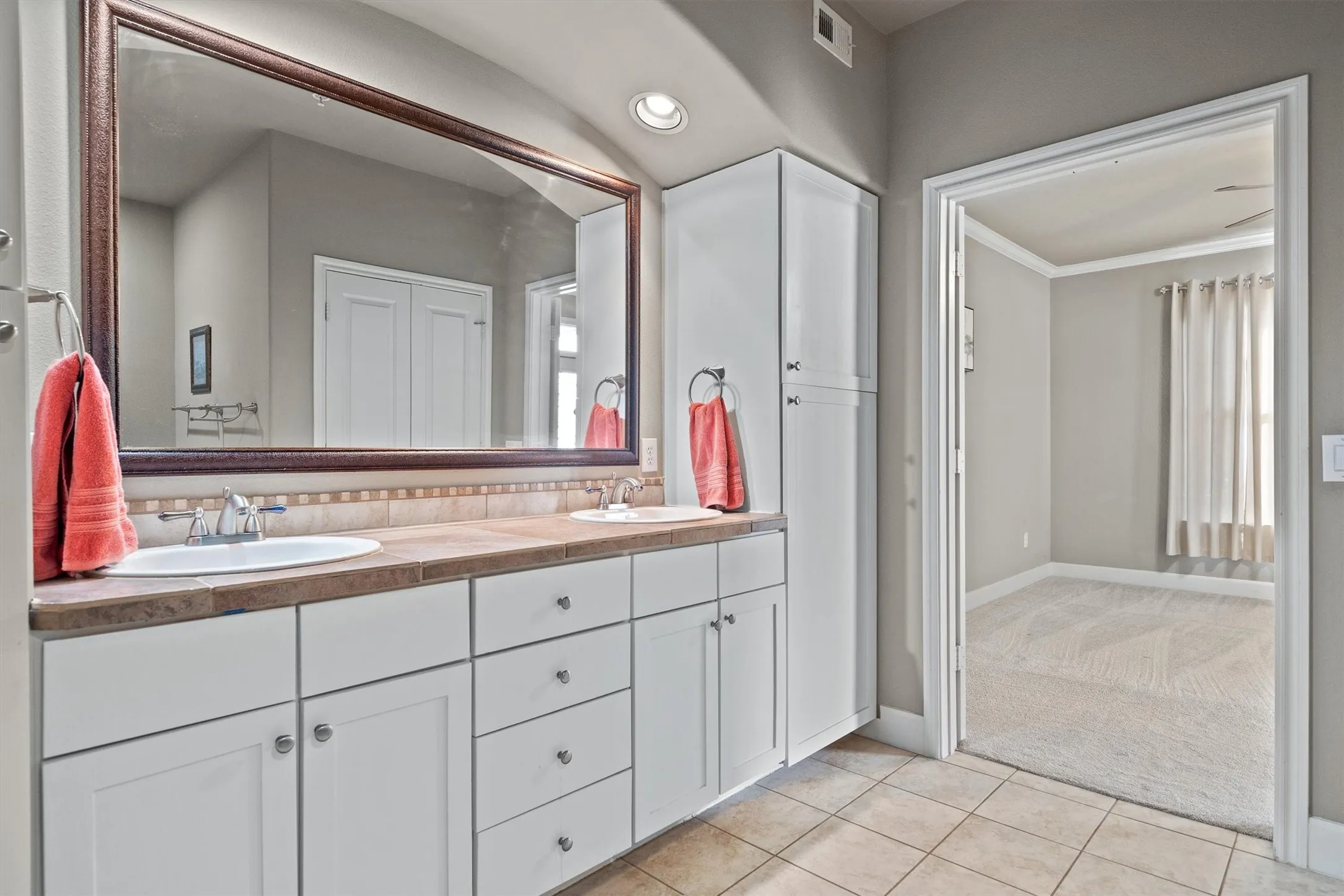 Condominium For Sale in Denton County , 500 Waters Edge Drive 125, Lake Dallas, Texas 75065, 3 Bedroom, 2 Bathroom, 2 Garage spaces, 1,450 Sqft, built in 2005, mls#21324201, Real Estate Agent in Lake Dallas, Homes For Sale in Denton county, Homes For Sale in Lake Dallas, Realtor in Lake Dallas Texas, Real Estate Brokerage Independent Realty Texas, Luminita Cordes Realtor