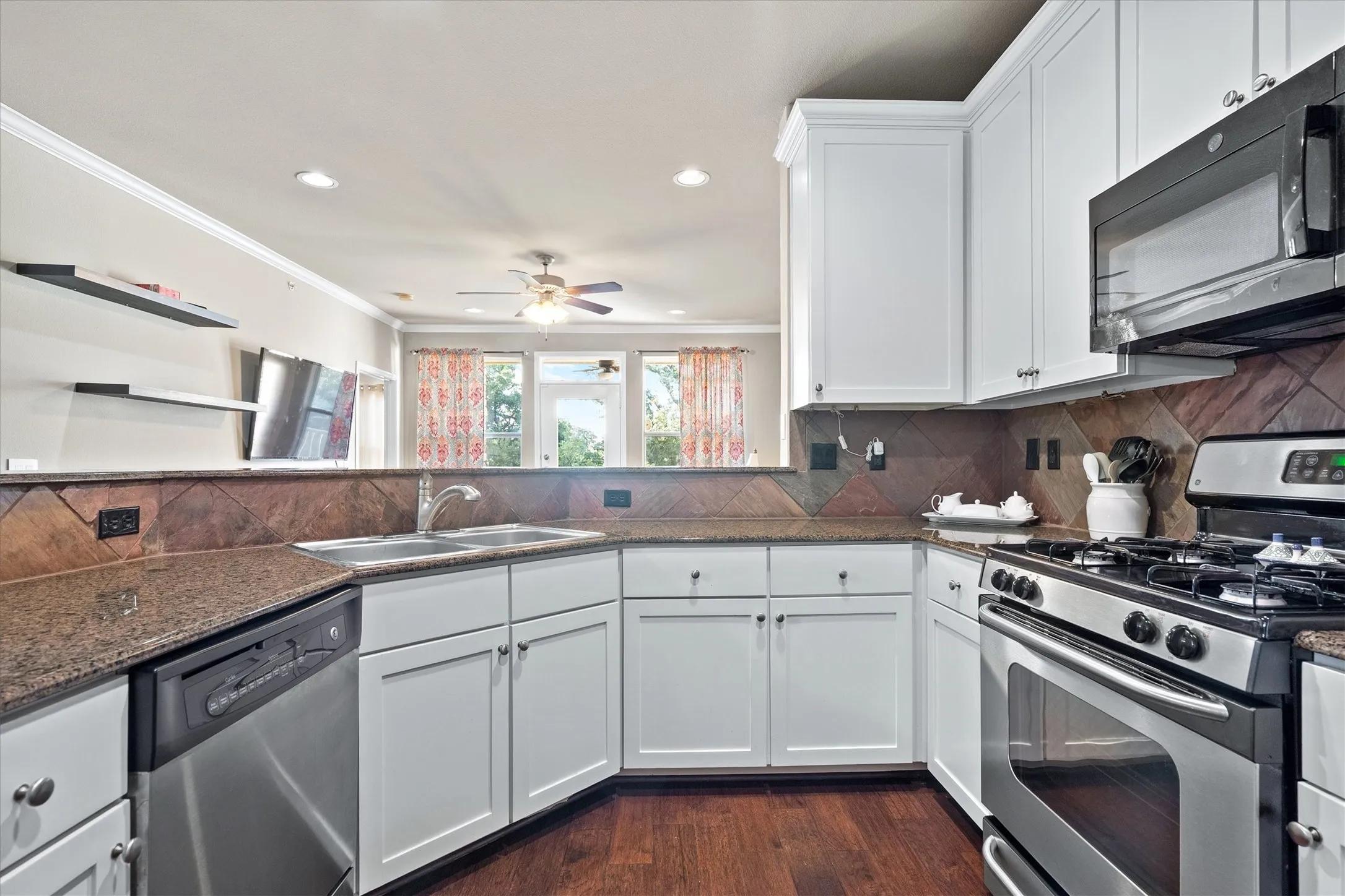 Condominium For Sale in Denton County , 500 Waters Edge Drive 125, Lake Dallas, Texas 75065, 3 Bedroom, 2 Bathroom, 2 Garage spaces, 1,450 Sqft, built in 2005, mls#21324201, Real Estate Agent in Lake Dallas, Homes For Sale in Denton county, Homes For Sale in Lake Dallas, Realtor in Lake Dallas Texas, Real Estate Brokerage Independent Realty Texas, Luminita Cordes Realtor