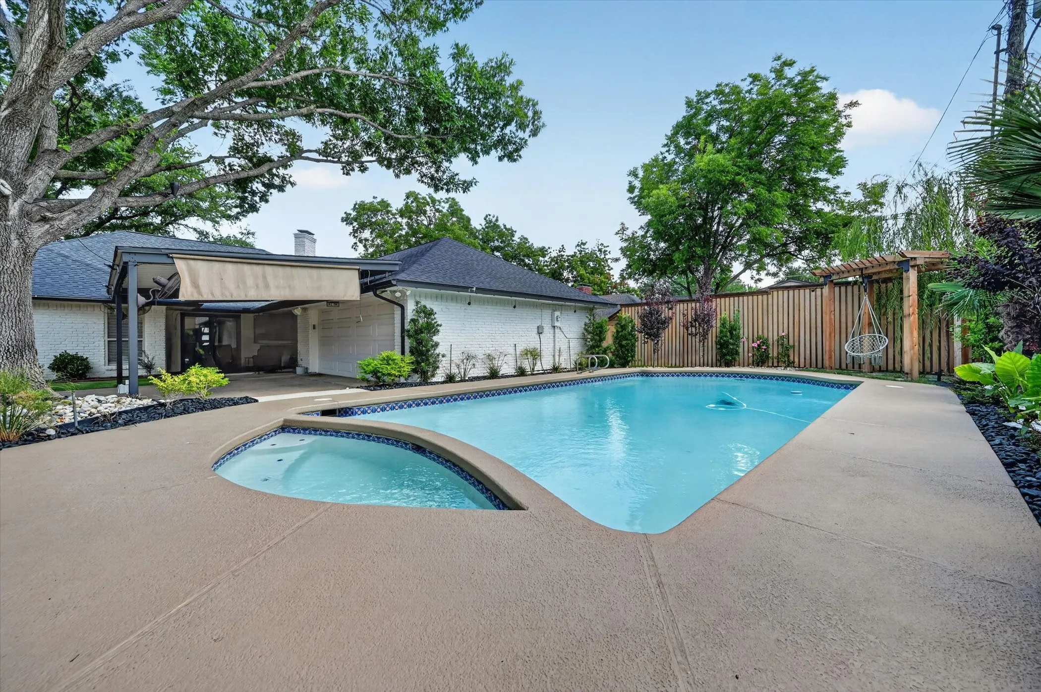 Single Family Residence For Sale in Dallas County , 1505 Canyon Oaks Drive, Irving, Texas 75061, 3 Bedroom, 3 Bathroom, 2 Garage spaces, 2,540 Sqft, built in 1977, mls#21306424, Real Estate Agent in Irving, Homes For Sale in Dallas county, Homes For Sale in Irving, Realtor in Irving Texas, Real Estate Brokerage Independent Realty Texas, Luminita Cordes Realtor