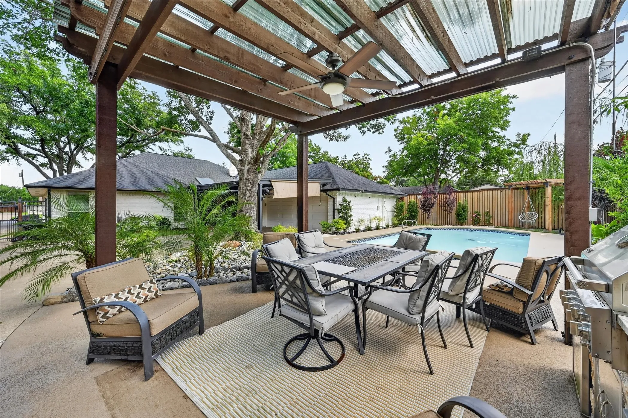 Single Family Residence For Sale in Dallas County , 1505 Canyon Oaks Drive, Irving, Texas 75061, 3 Bedroom, 3 Bathroom, 2 Garage spaces, 2,540 Sqft, built in 1977, mls#21306424, Real Estate Agent in Irving, Homes For Sale in Dallas county, Homes For Sale in Irving, Realtor in Irving Texas, Real Estate Brokerage Independent Realty Texas, Luminita Cordes Realtor