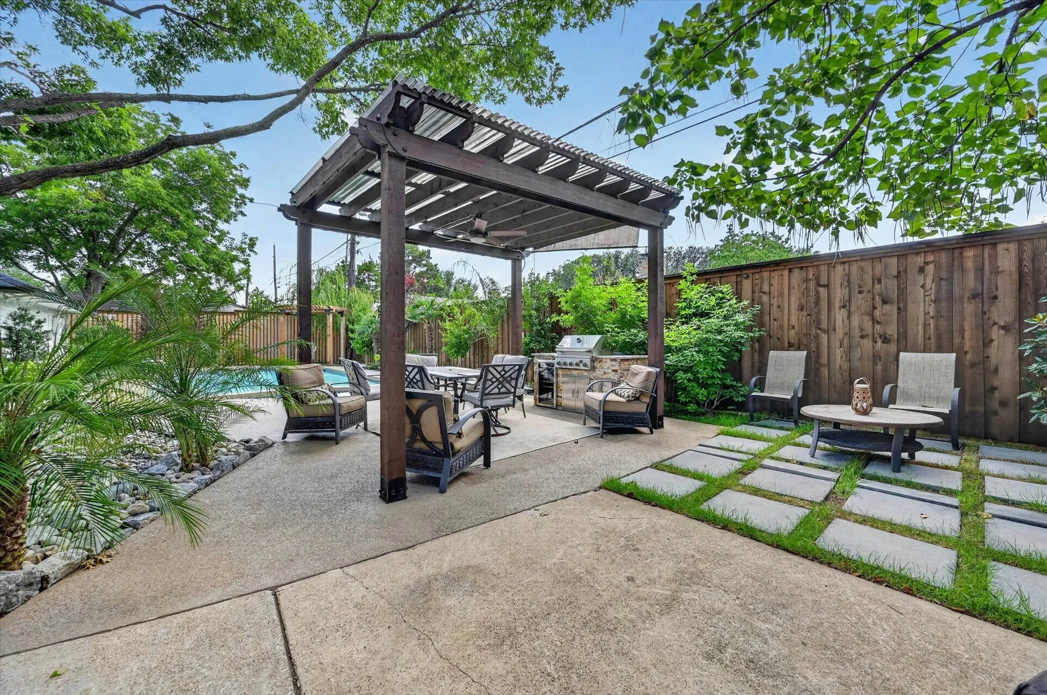 Single Family Residence For Sale in Dallas County , 1505 Canyon Oaks Drive, Irving, Texas 75061, 3 Bedroom, 3 Bathroom, 2 Garage spaces, 2,540 Sqft, built in 1977, mls#21306424, Real Estate Agent in Irving, Homes For Sale in Dallas county, Homes For Sale in Irving, Realtor in Irving Texas, Real Estate Brokerage Independent Realty Texas, Luminita Cordes Realtor