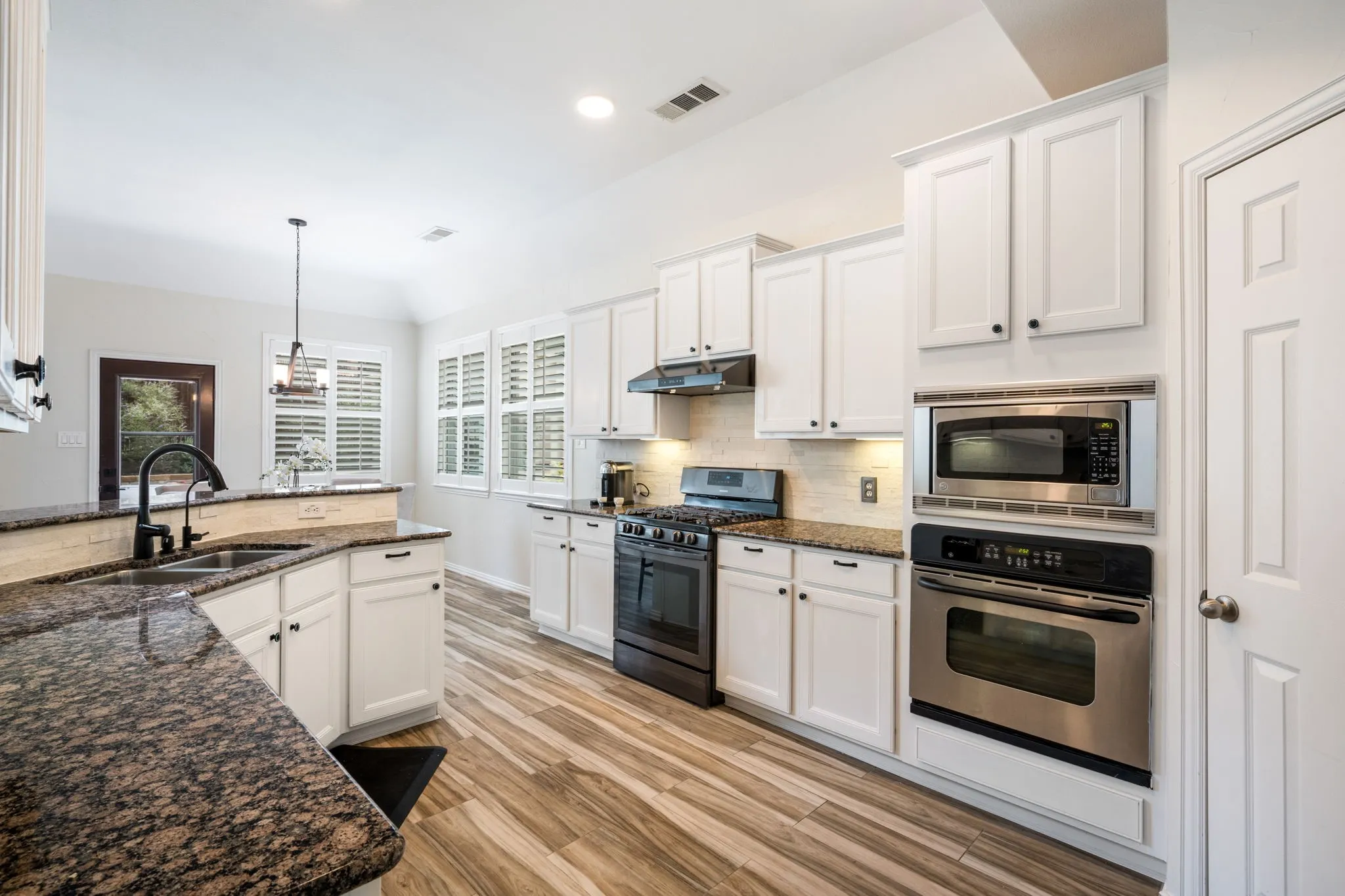 Single Family Residence For Sale in Denton County , 102 Stamford Drive, Hickory Creek, Texas 75065, 5 Bedroom, 4 Bathroom, 3 Garage spaces, 3,234 Sqft, built in 2005, mls#21317254, Real Estate Agent in Hickory Creek, Homes For Sale in Denton county, Homes For Sale in Hickory Creek, Realtor in Hickory Creek Texas, Real Estate Brokerage Independent Realty Texas, Luminita Cordes Realtor